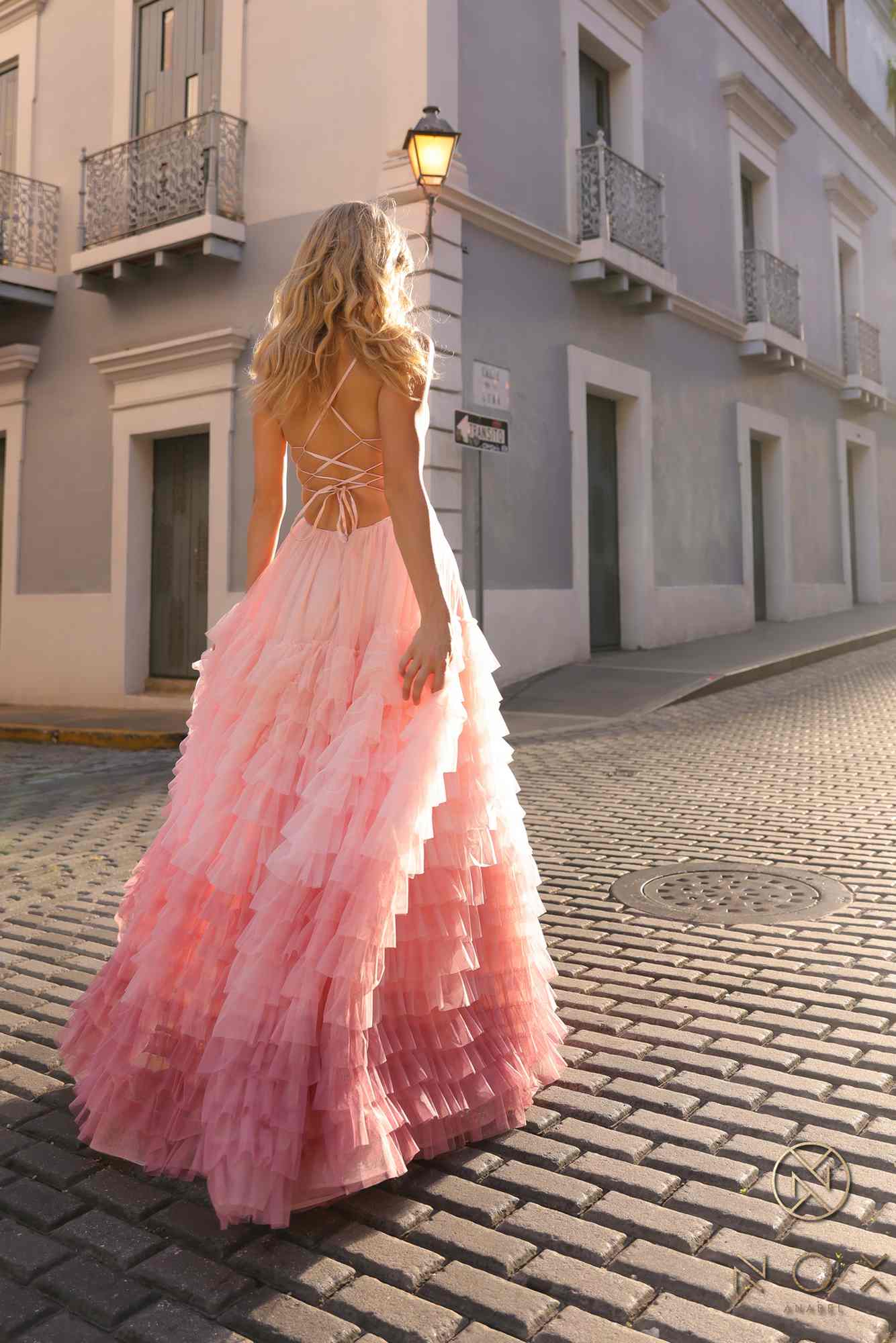 Nox Anabel C1420 Vestido largo de noche con falda de volantes escalonados degradados, corte en A y abertura