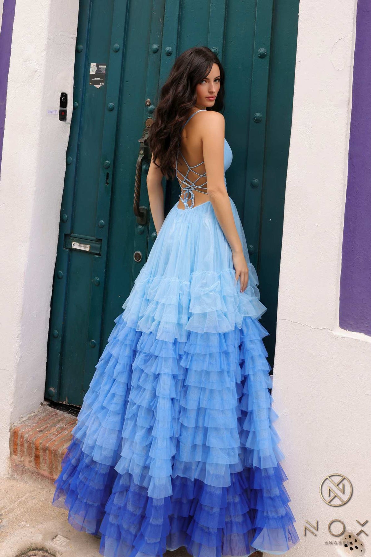Nox Anabel C1420 Vestido largo de noche con falda de volantes escalonados degradados, corte en A y abertura