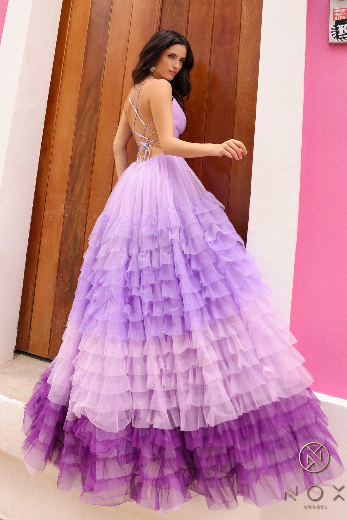 Nox Anabel C1420 Vestido largo de noche con falda de volantes escalonados degradados, corte en A y abertura