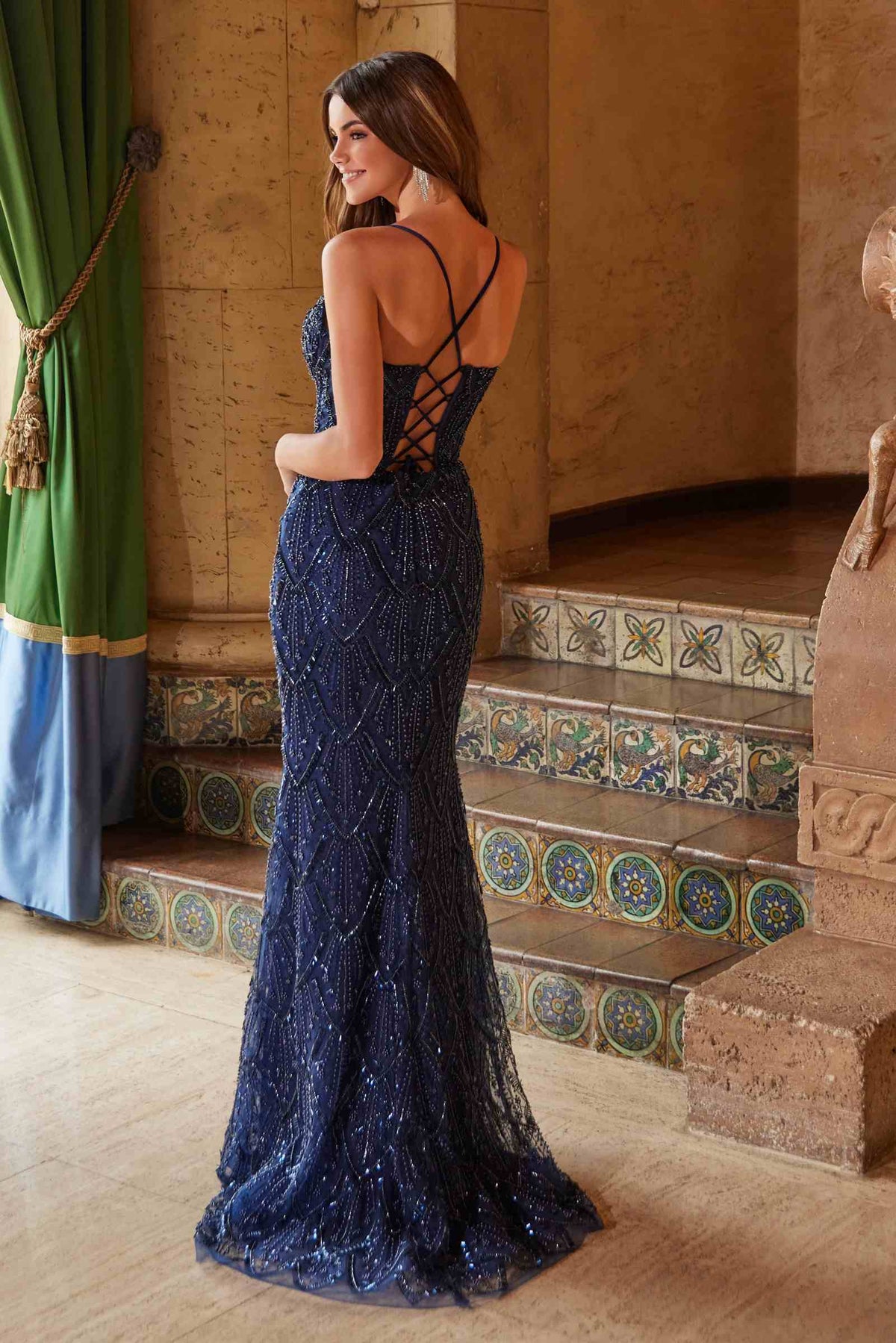 Vestido Nox Anabel C1616 de tul con abalorios y cordones, y abertura