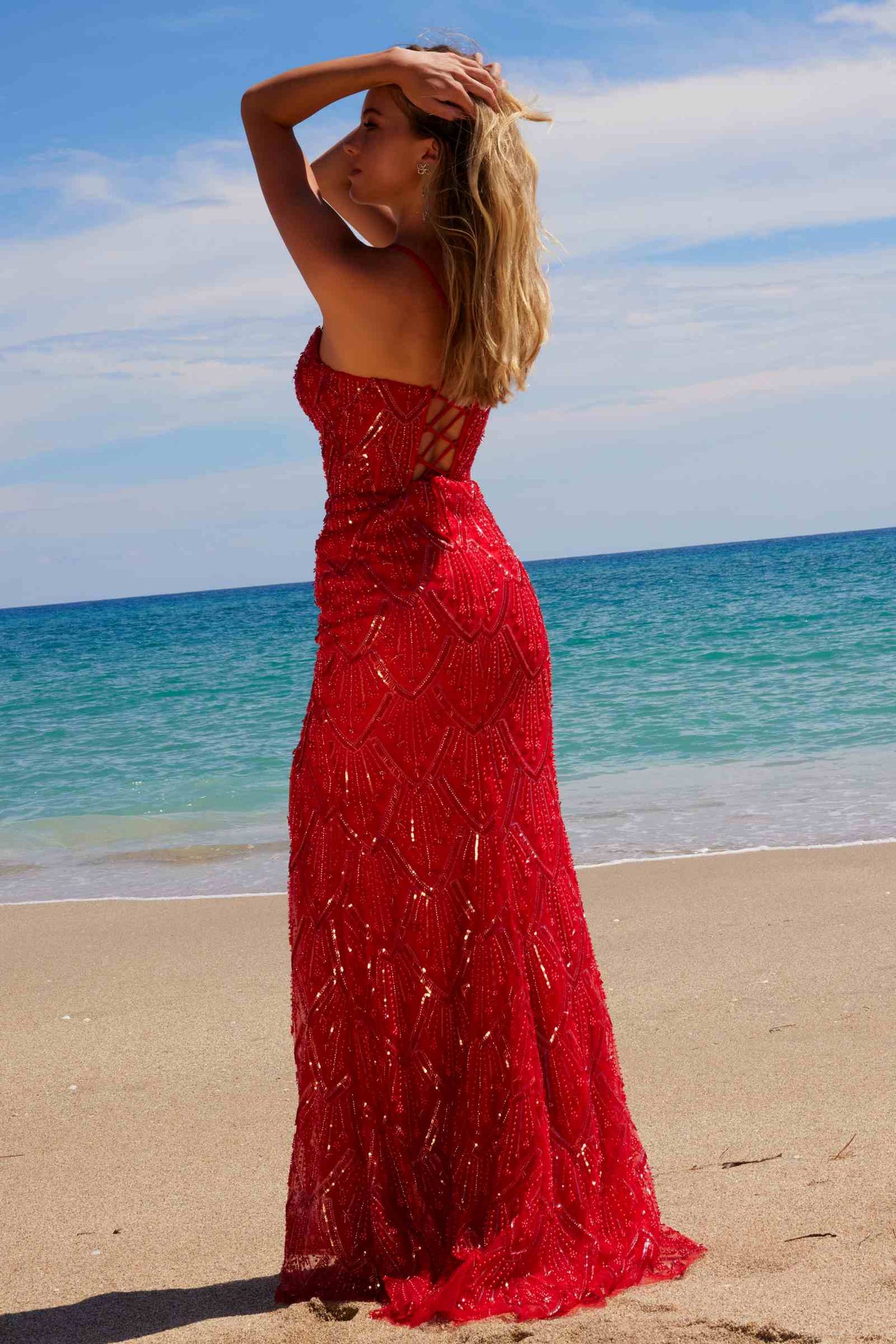 Vestido Nox Anabel C1616 de tul con abalorios y cordones, y abertura
