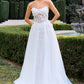 Vestido de noche sin tirantes con escote corazón, apliques florales 3D y corte en A Ladivine C174W