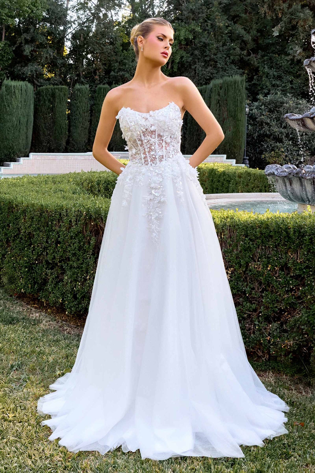 Vestido de noche sin tirantes con escote corazón, apliques florales 3D y corte en A Ladivine C174W