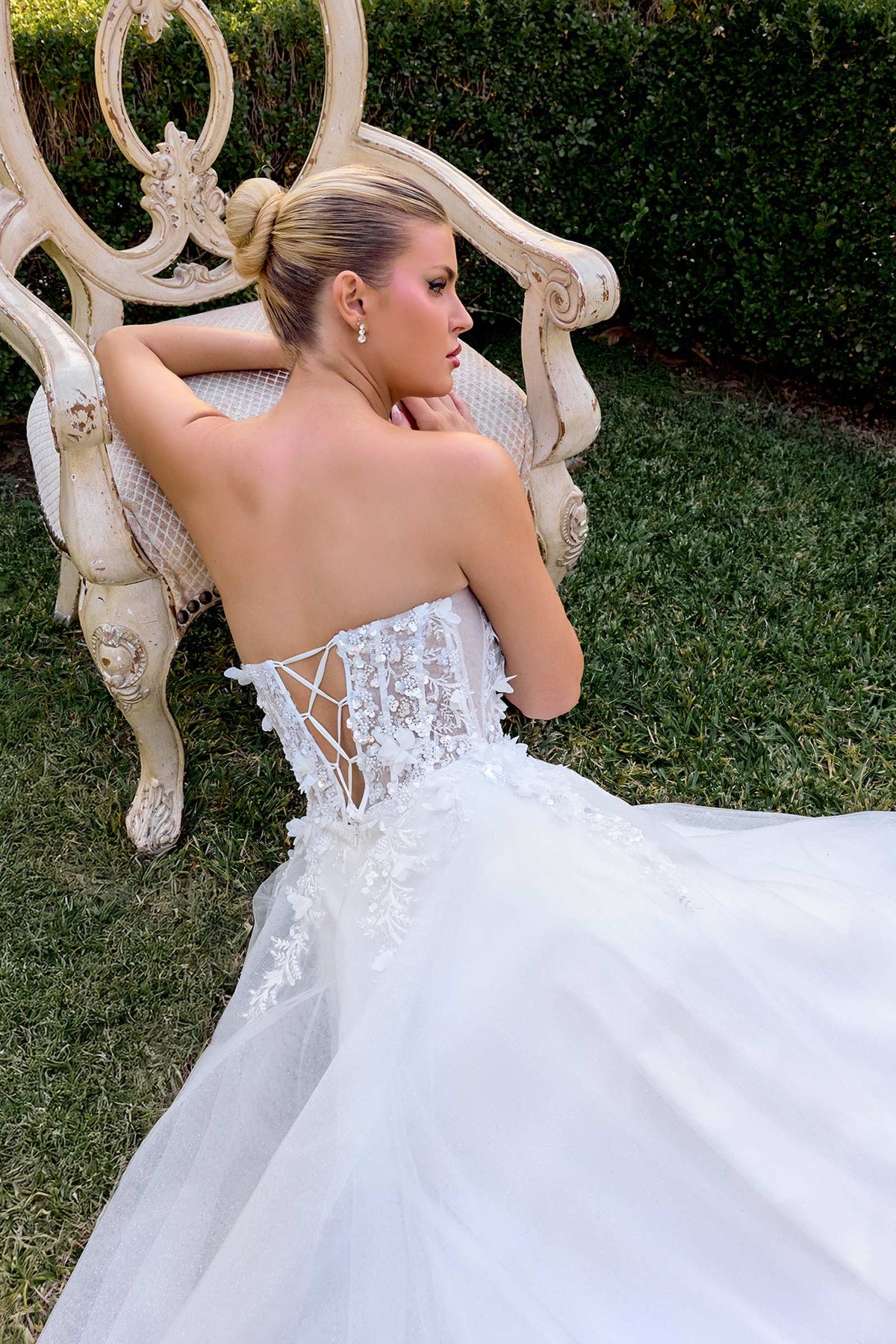 Vestido de noche sin tirantes con escote corazón, apliques florales 3D y corte en A Ladivine C174W