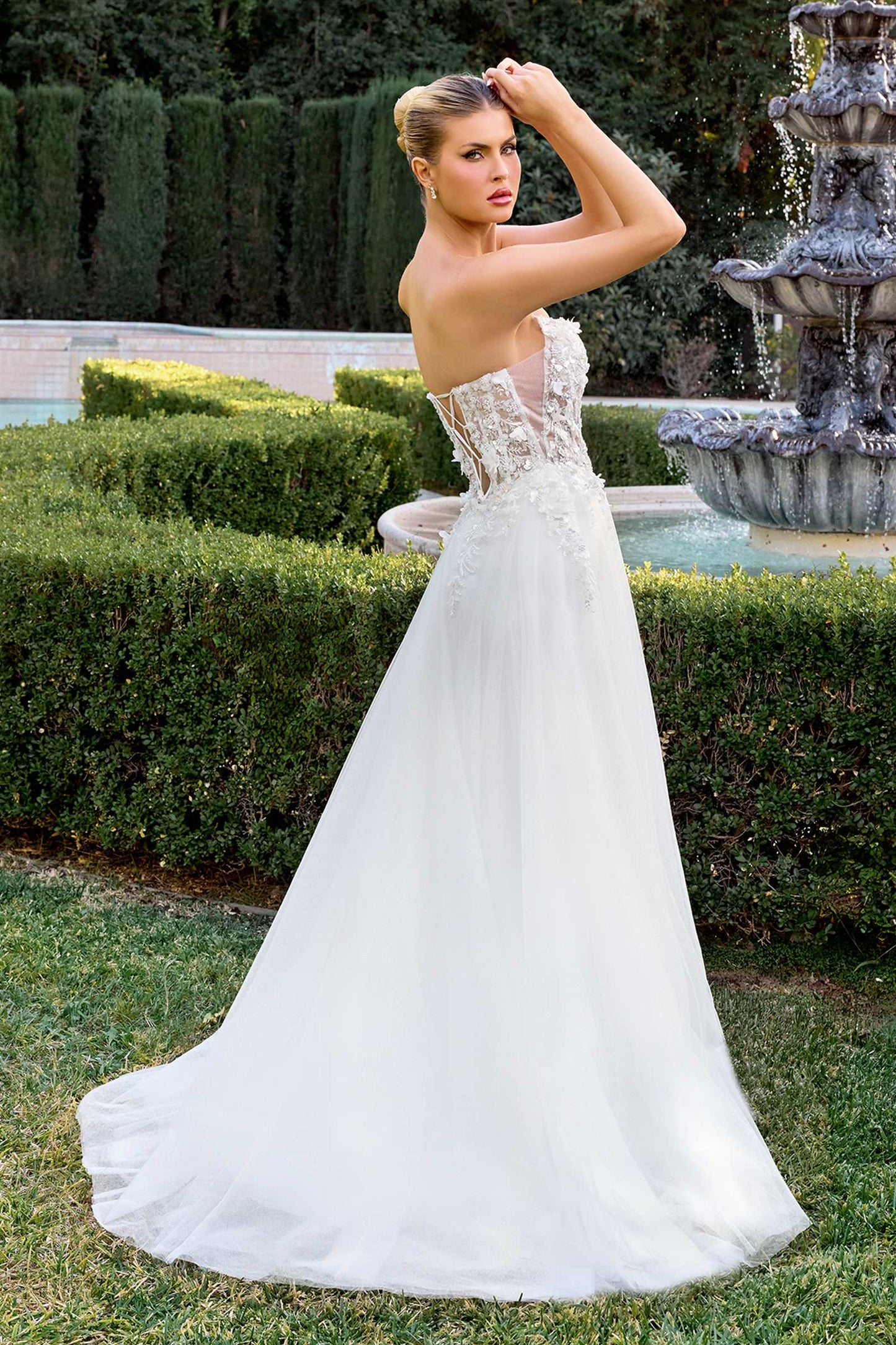 Vestido de noche sin tirantes con escote corazón, apliques florales 3D y corte en A Ladivine C174W