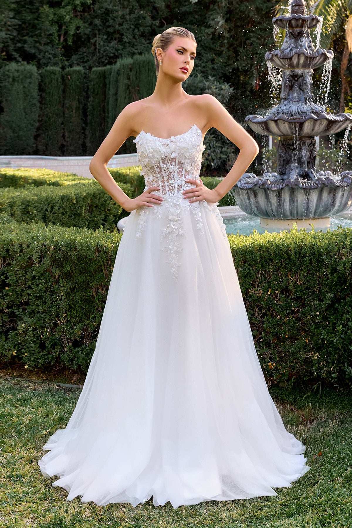 Vestido de noche sin tirantes con escote corazón, apliques florales 3D y corte en A Ladivine C174W