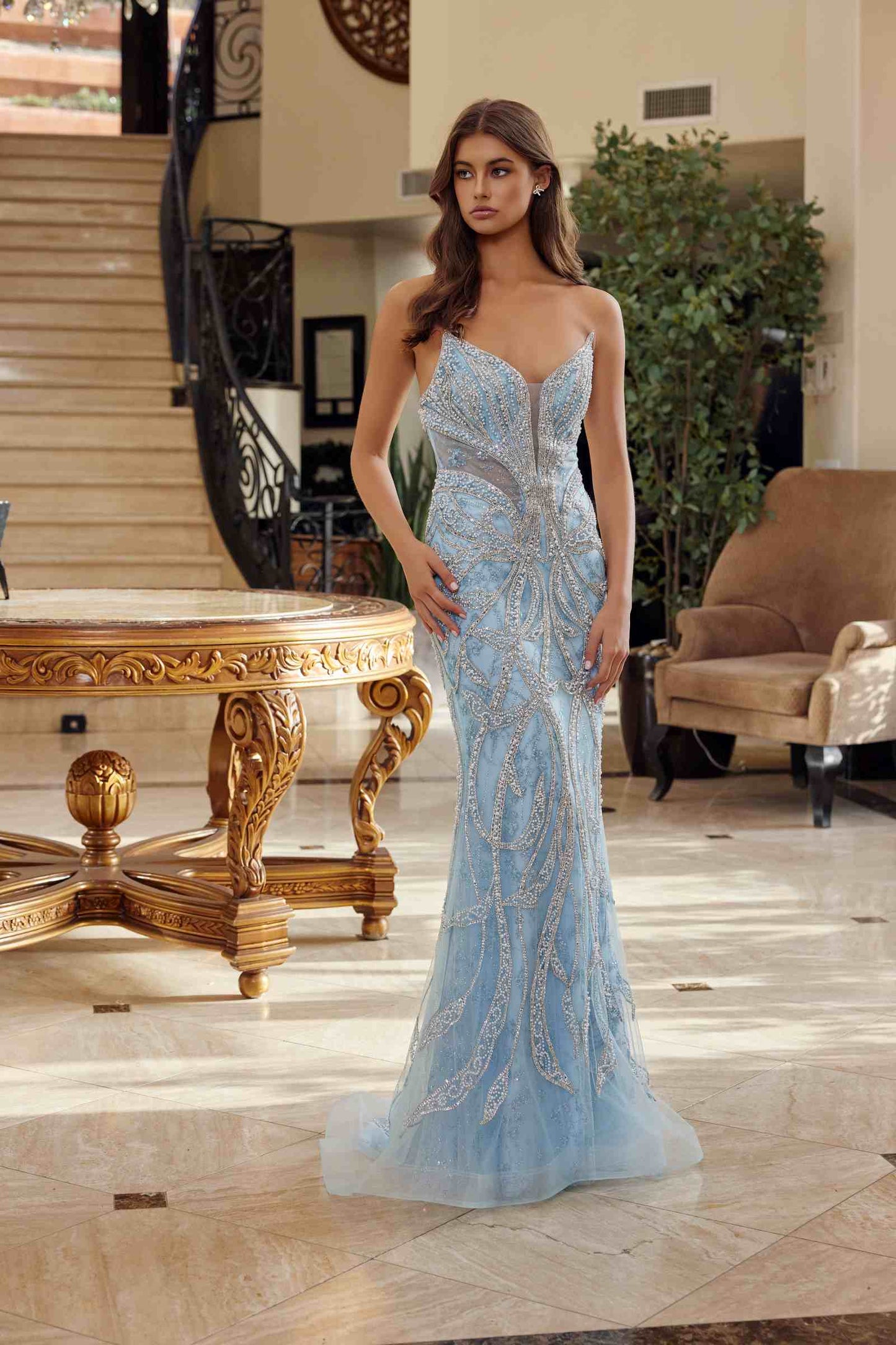 Vestido de fiesta ajustado Nox Anabel C1826 con escote en pico y adornos de pedrería