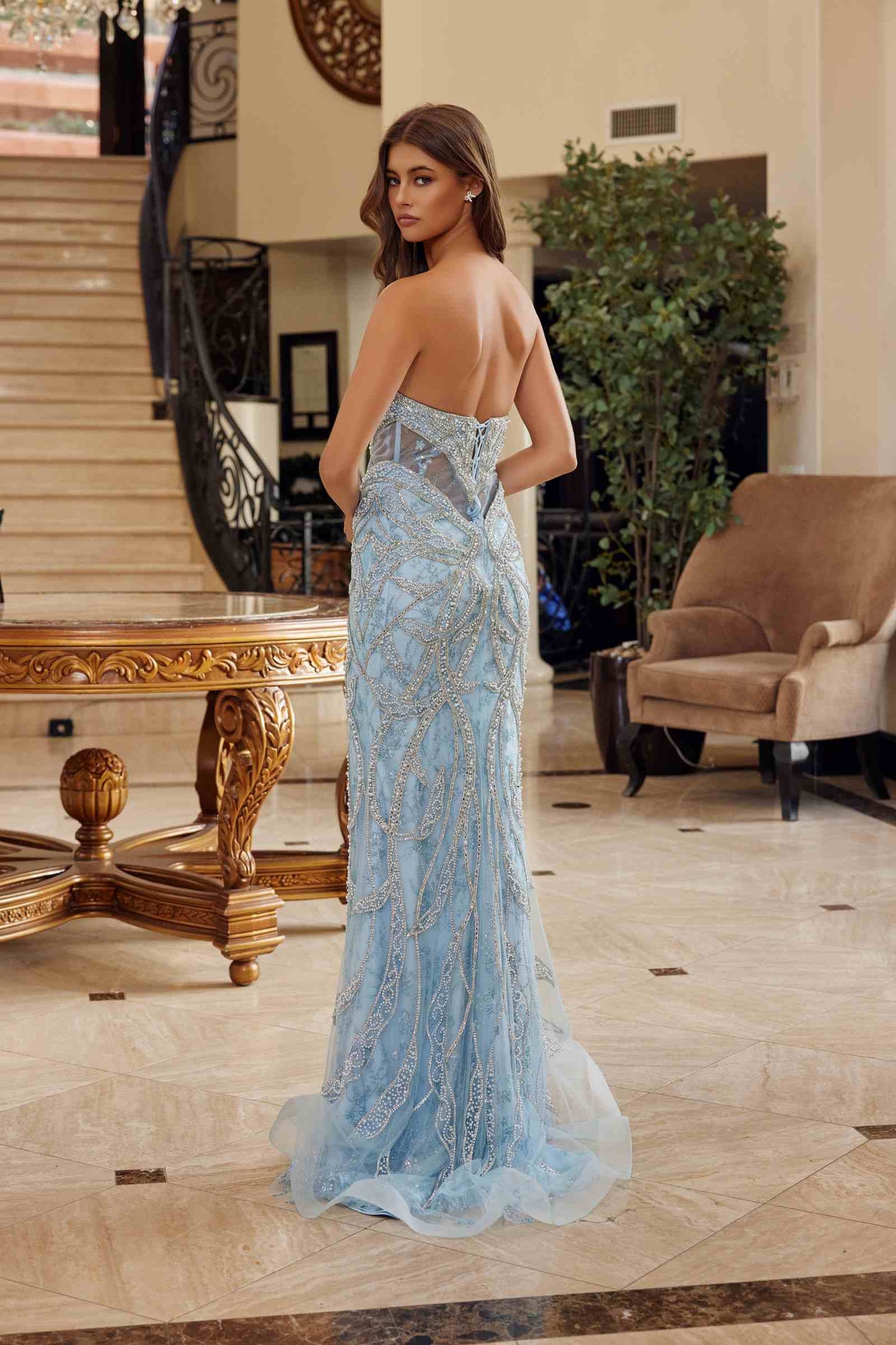 Vestido de fiesta ajustado Nox Anabel C1826 con escote en pico y adornos de pedrería