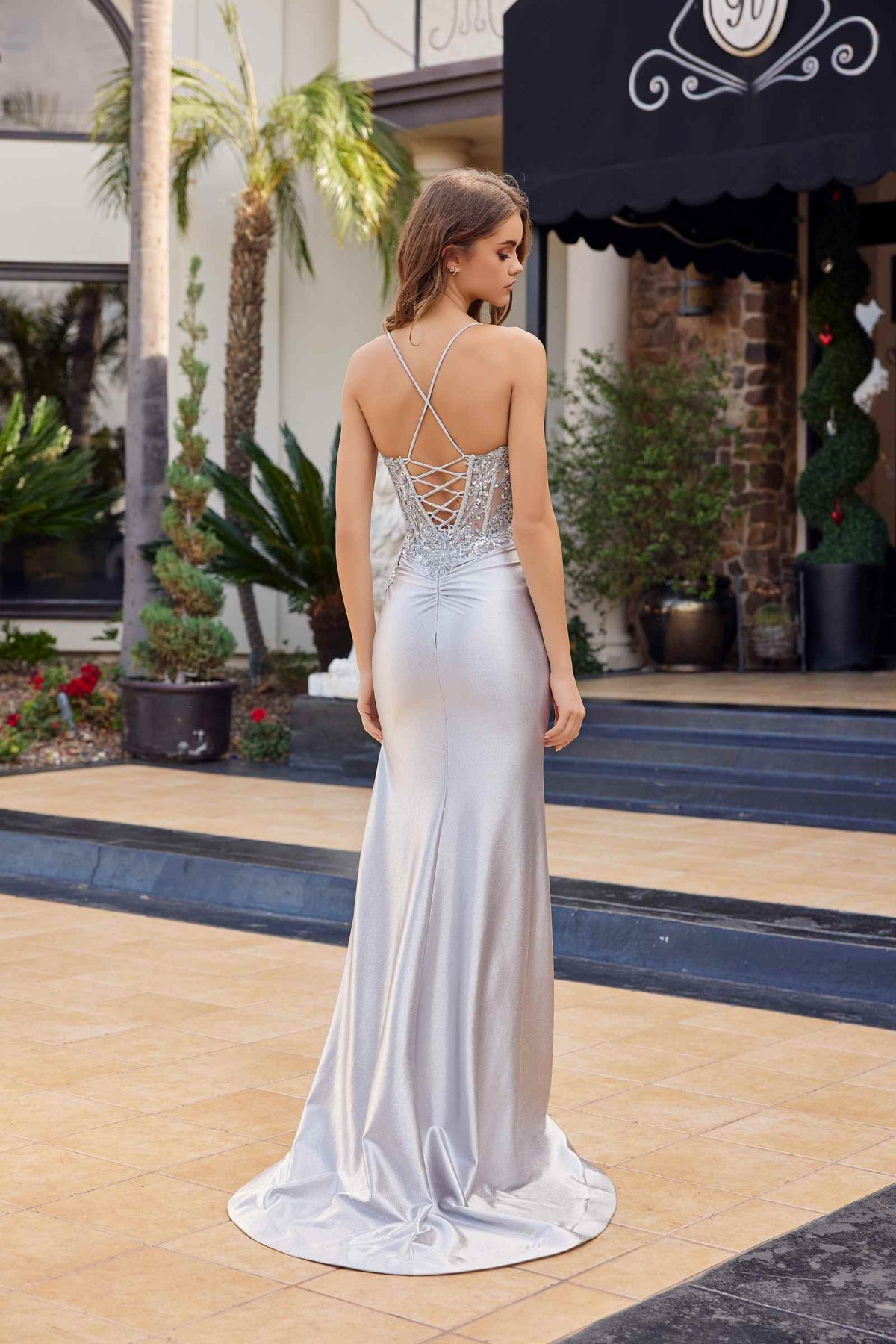 Vestido de fiesta Nox Anabel C1841 de satén con purpurina y adornos de lentejuelas