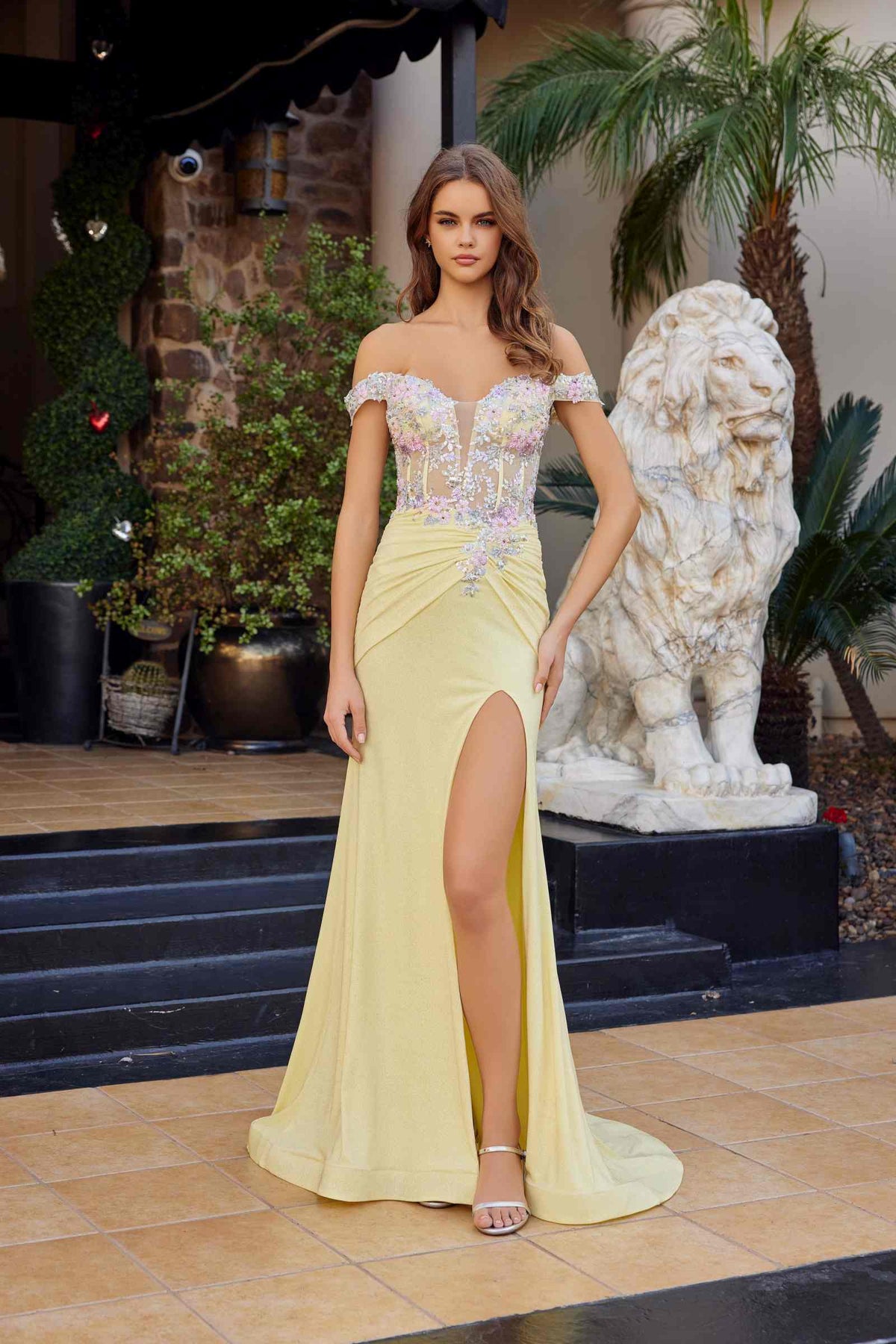 Nox Anabel C1845 Vestido de fiesta ajustado con hombros descubiertos, adornos y brillo de jersey