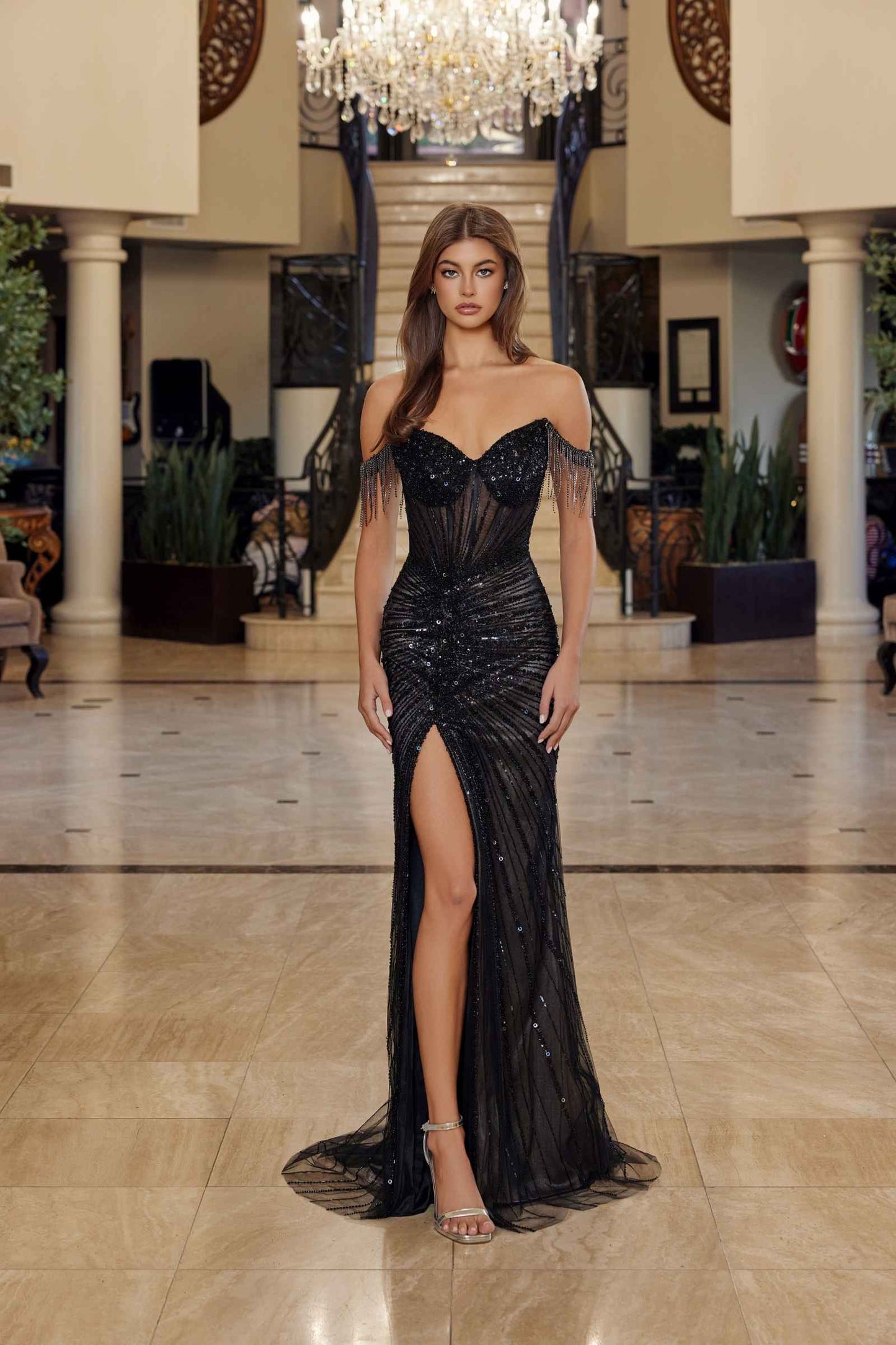 Vestido de fiesta ajustado con hombros descubiertos y pedrería Nox Anabel C1850