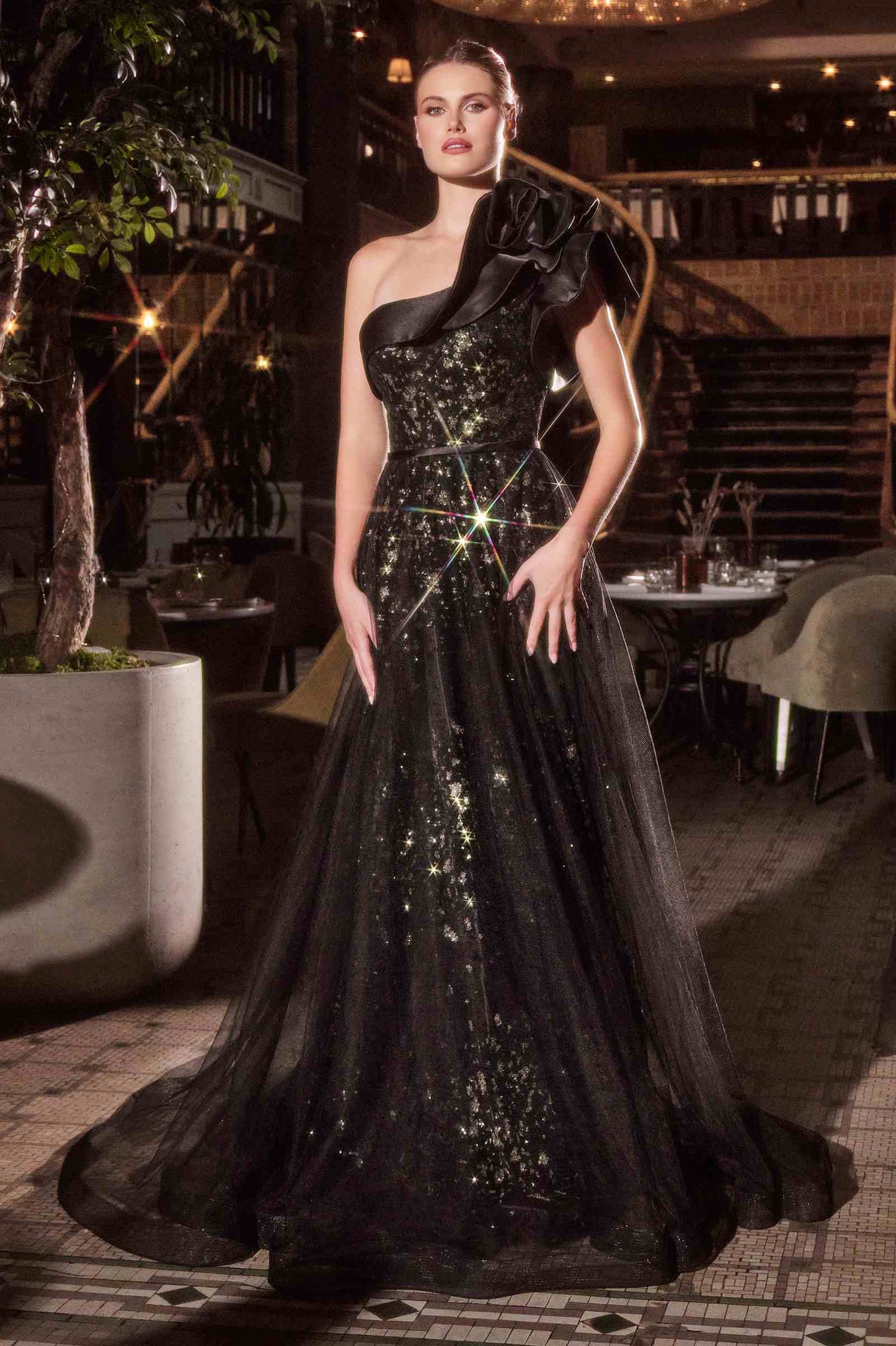 Vestido de gala negro asimétrico de un solo hombro Ladivine CB157