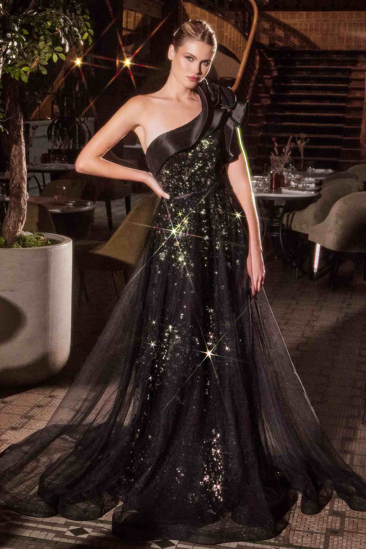 Vestido de gala negro asimétrico de un solo hombro Ladivine CB157