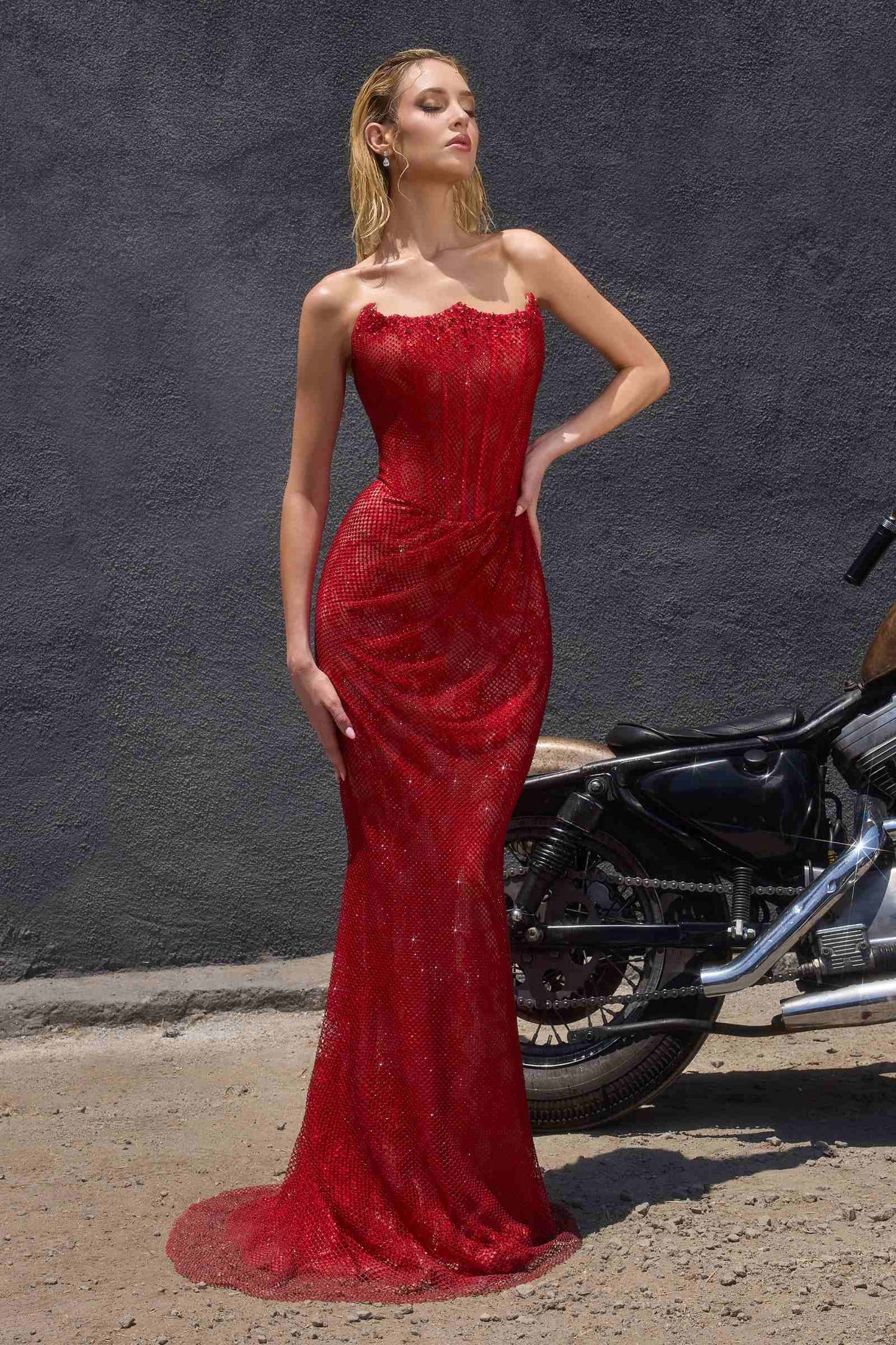 Vestido largo ajustado sin tirantes con escote pronunciado, abertura en la pierna y cuentas Ladivine CB162