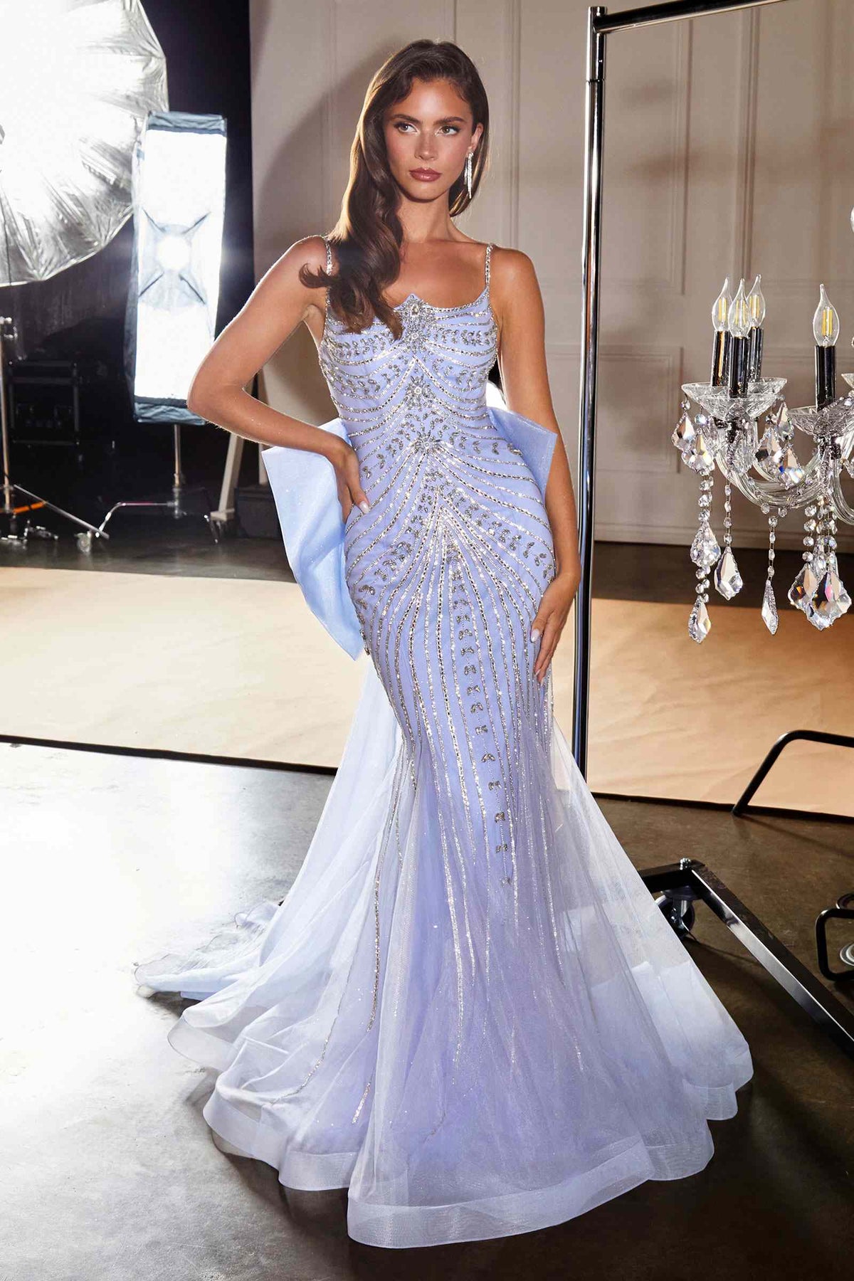 Vestido Ladivine CB167 ajustado con pedrería radiante, escote redondo y cola de lazo sobredimensionado