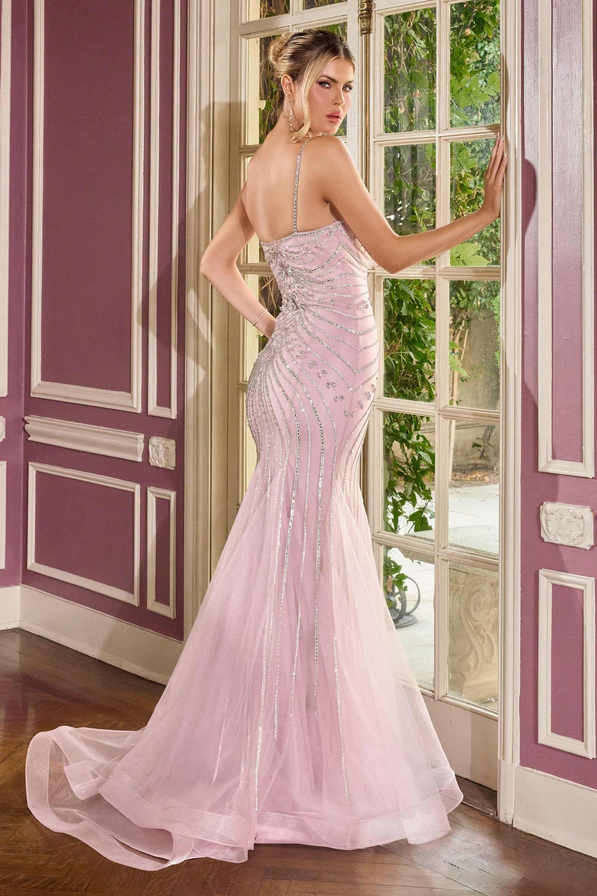 Vestido Ladivine CB167 ajustado con pedrería radiante, escote redondo y cola de lazo sobredimensionado