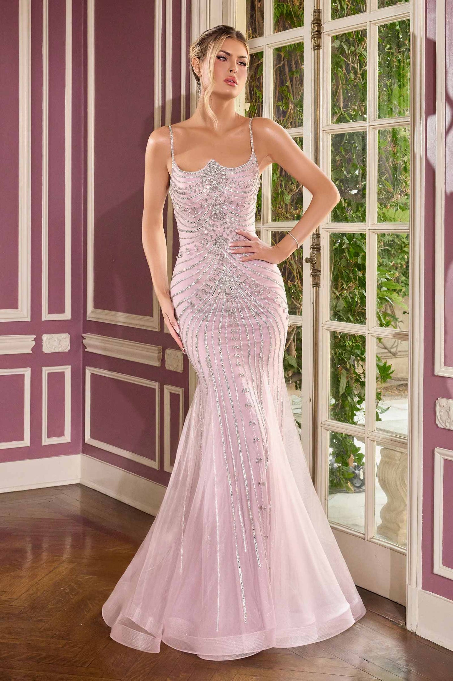 Vestido Ladivine CB167 ajustado con pedrería radiante, escote redondo y cola de lazo sobredimensionado