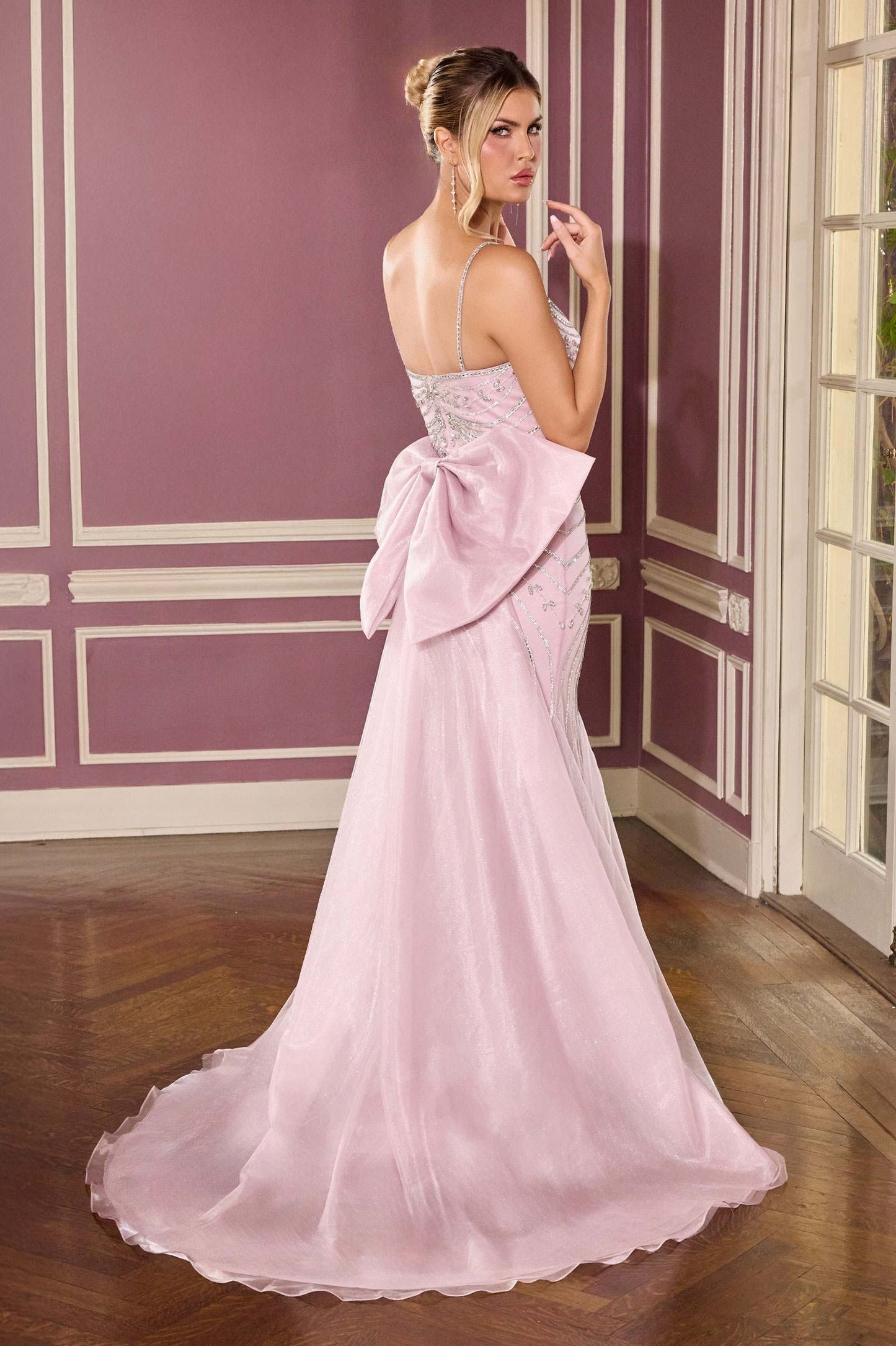Vestido Ladivine CB167 ajustado con pedrería radiante, escote redondo y cola de lazo sobredimensionado