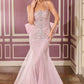 Vestido Ladivine CB167 ajustado con pedrería radiante, escote redondo y cola de lazo sobredimensionado