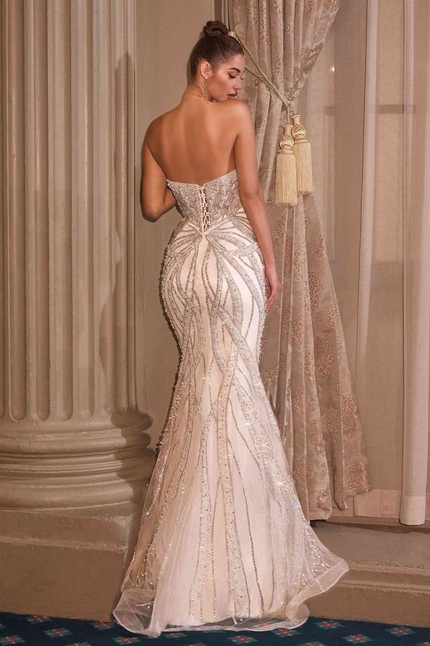 Ladivine CC0688W Vestido de novia entallado sin tirantes con escote pronunciado