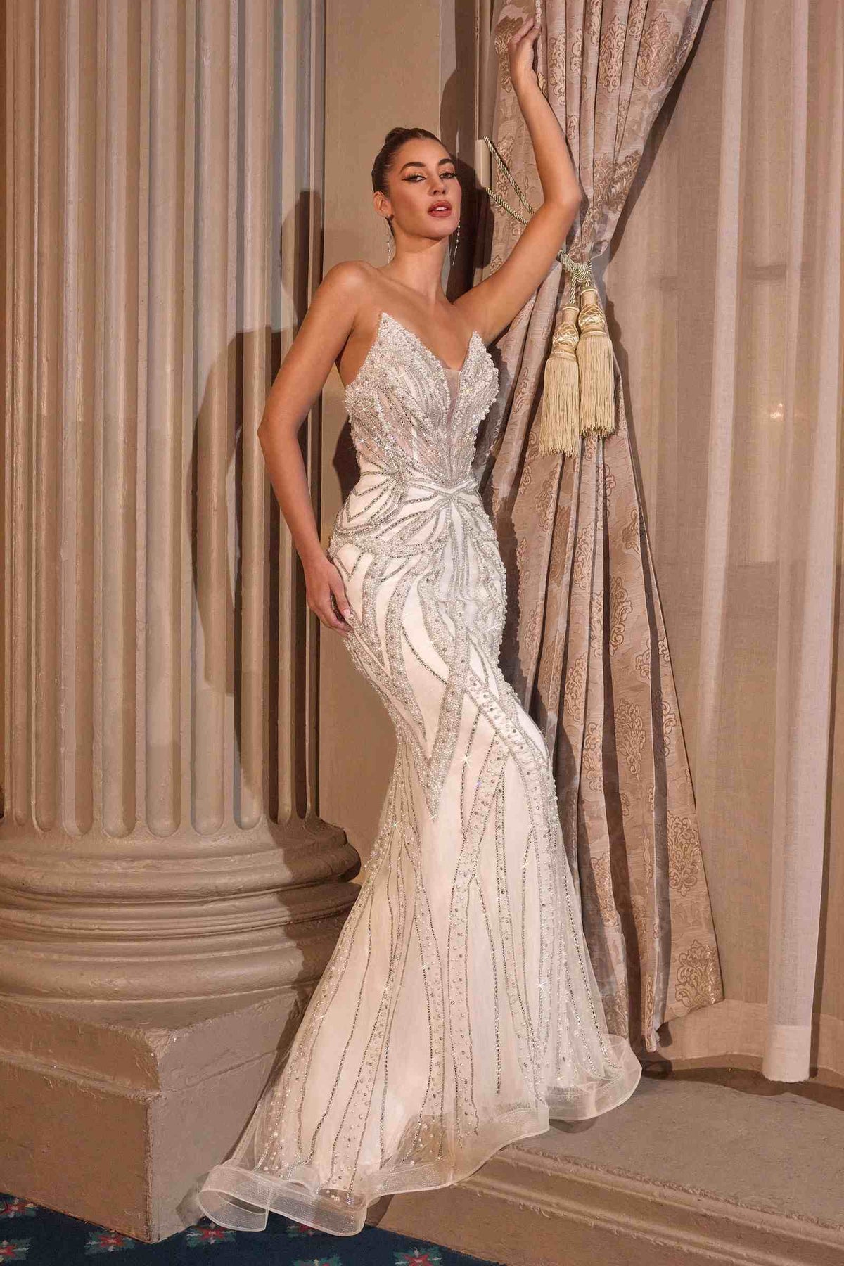 Ladivine CC0688W Vestido de novia entallado sin tirantes con escote pronunciado