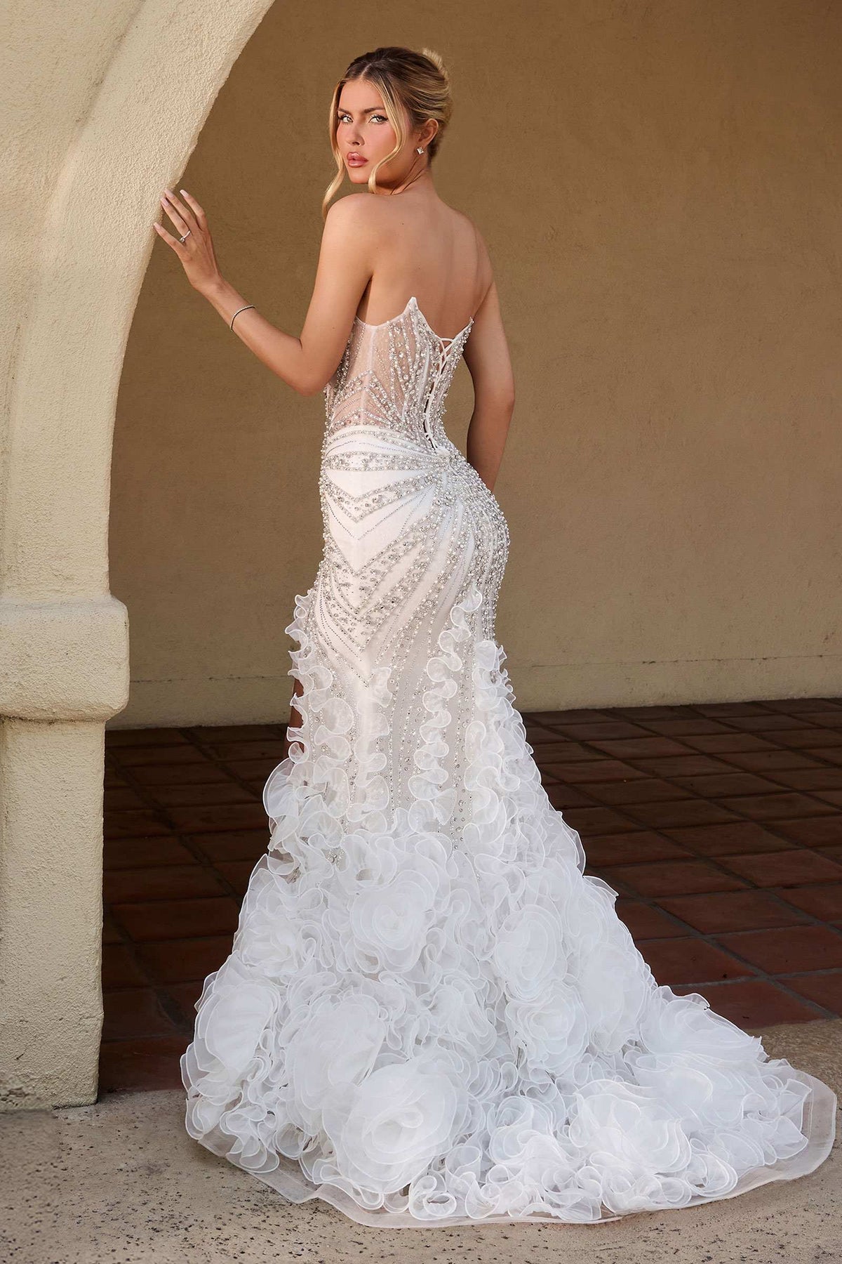 Vestido Sirena Ajustado Color Blanco Roto con Escote Pronunciado Ladivine CC2488W