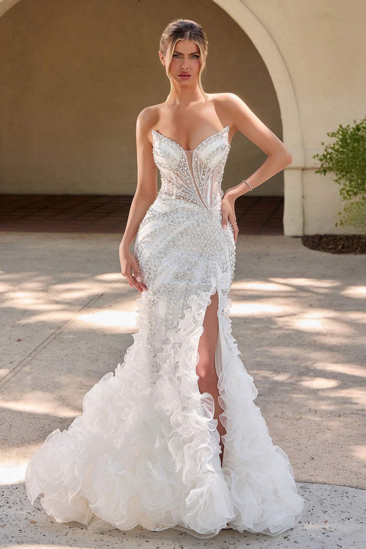 Vestido Sirena Ajustado Color Blanco Roto con Escote Pronunciado Ladivine CC2488W