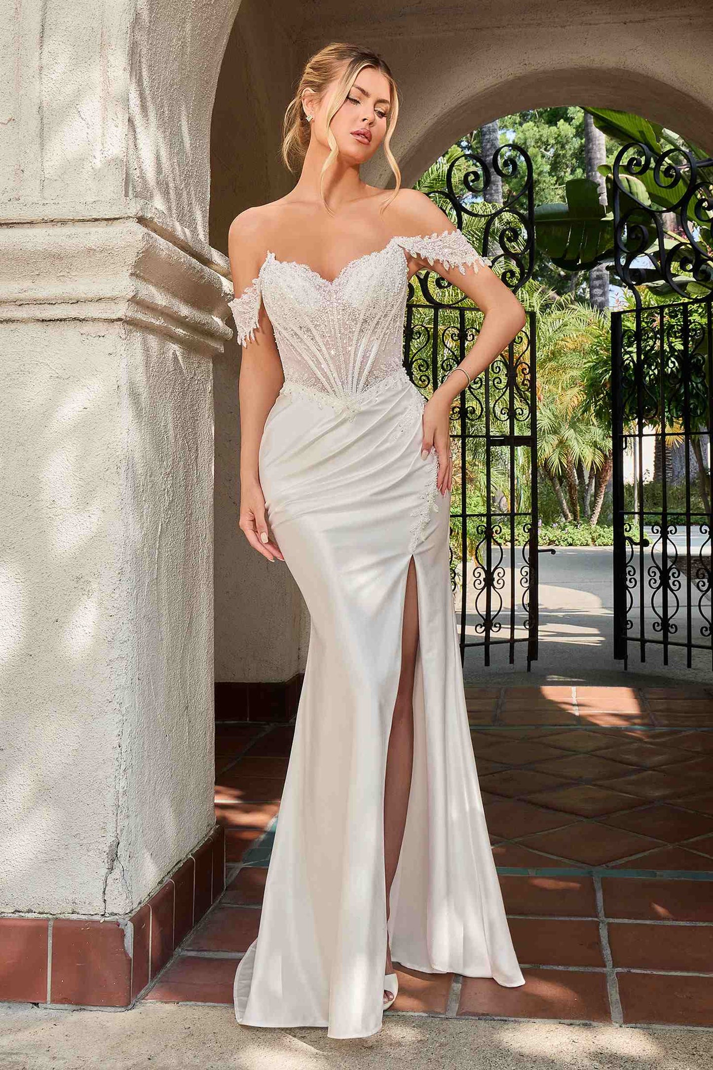 Vestido de noche ajustado Ladivine CC456W de satén elástico brillante color blanco roto