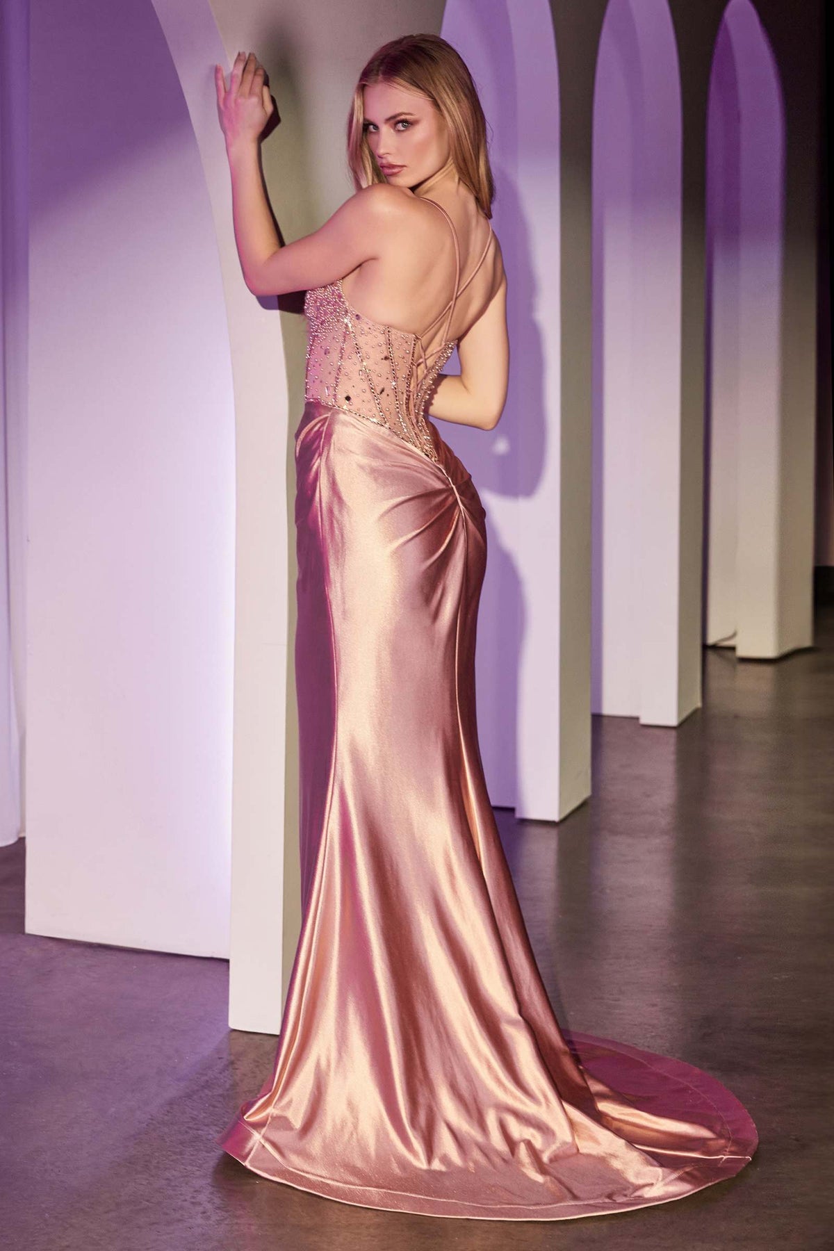 Vestido Ladivine CC8884 de satén dorado rosado ajustado con corpiño de cuentas