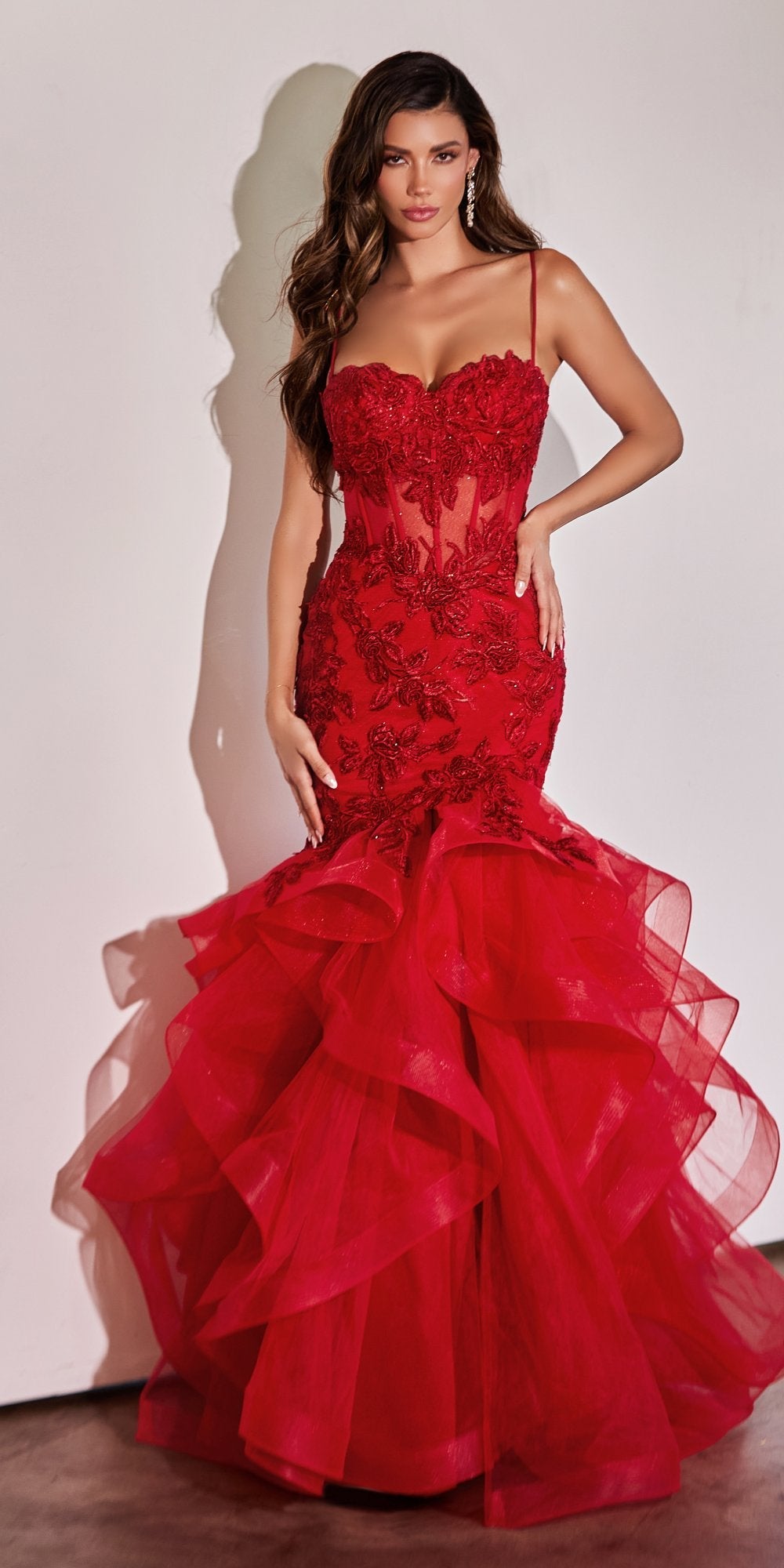 Vestido de cola de sirena largo Ladivine CC8915 con apliques de encaje de rosas y falda a niveles