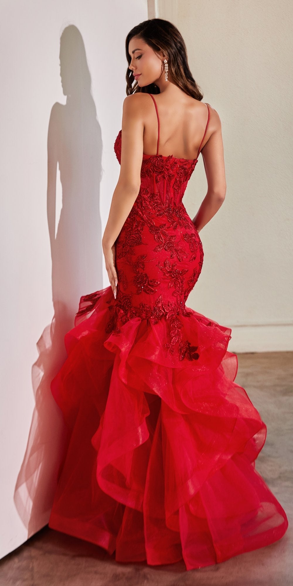Vestido de cola de sirena largo Ladivine CC8915 con apliques de encaje de rosas y falda a niveles