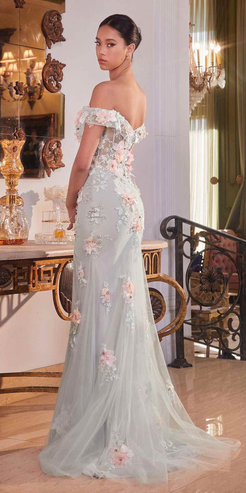 Vestido largo con hombros descubiertos, abertura lateral y apliques florales Ladivine CD005