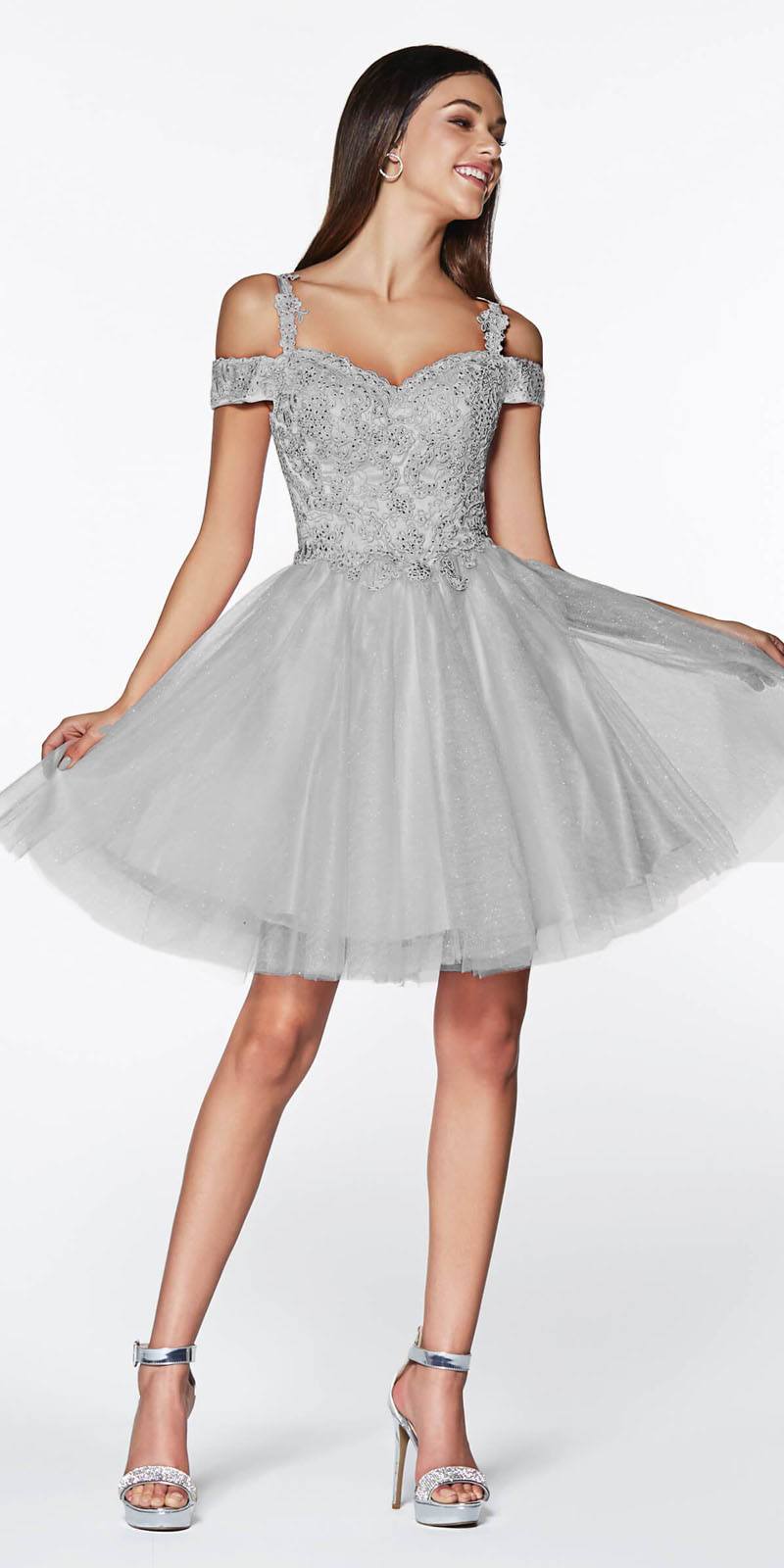 LIQUIDACIÓN - Vestido corto de vuelo Cinderella Divine CD0132 con hombros descubiertos y falda de tul brillante (Talla S)