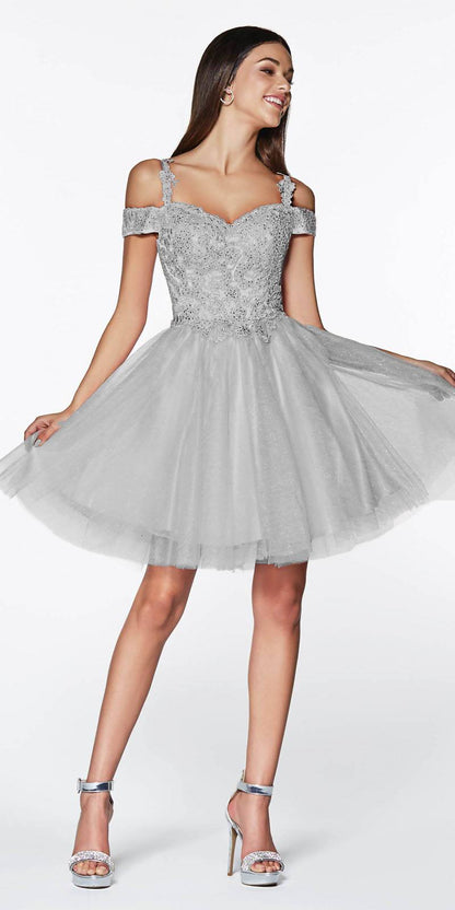 LIQUIDACIÓN - Vestido corto de vuelo Cinderella Divine CD0132 con hombros descubiertos y falda de tul brillante (Talla S)