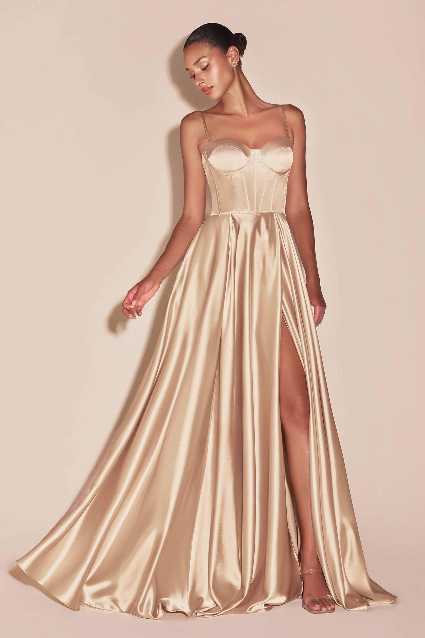 Vestido de fiesta Ladivine CD337C largo de raso con abertura, estilo bustier y corte en A