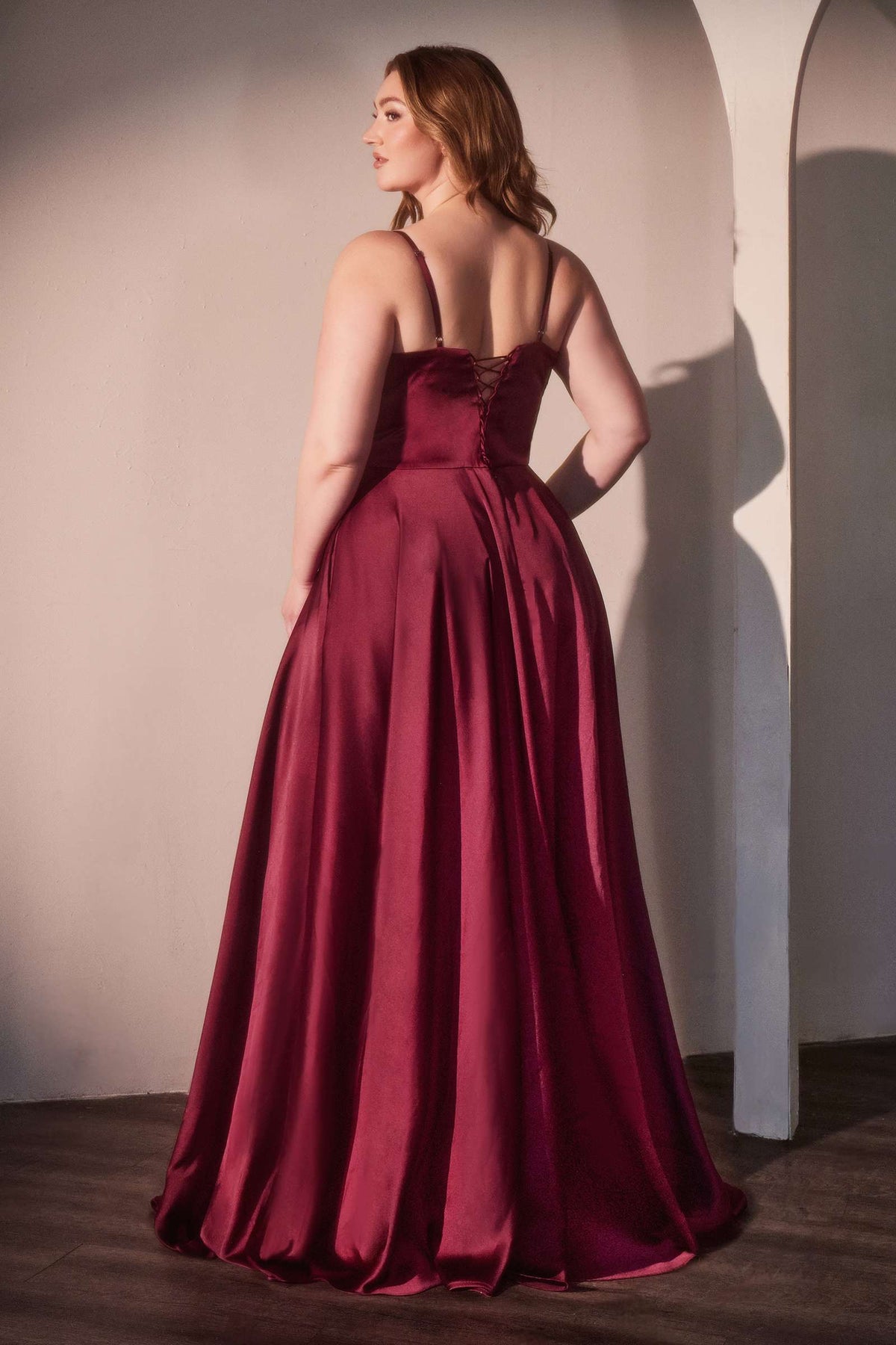 Vestido de fiesta Ladivine CD337C largo de raso con abertura, estilo bustier y corte en A