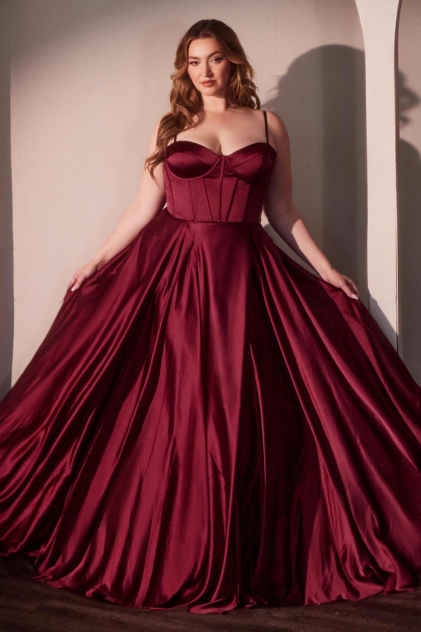 Vestido de fiesta Ladivine CD337C largo de raso con abertura, estilo bustier y corte en A