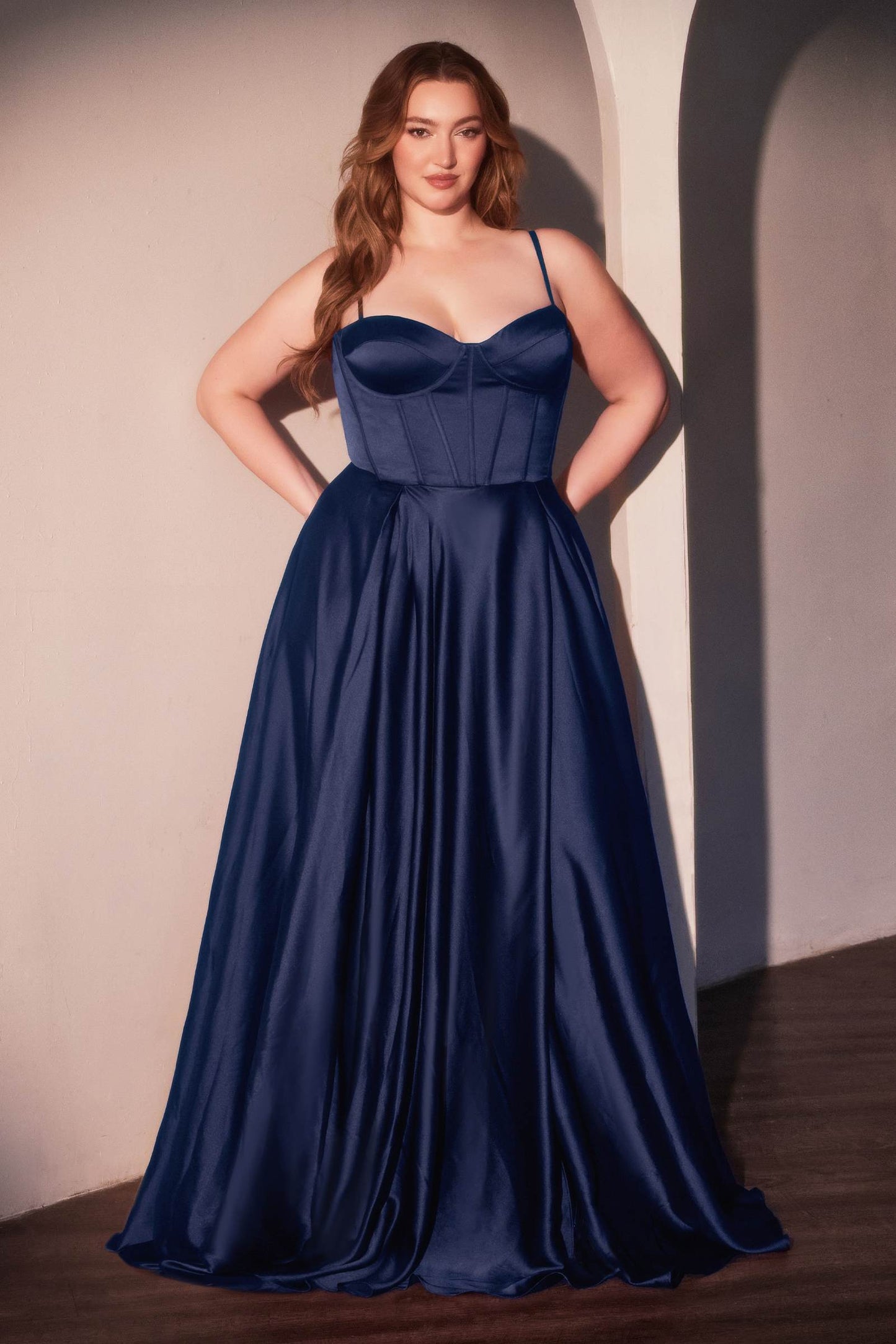 Vestido de fiesta Ladivine CD337C largo de raso con abertura, estilo bustier y corte en A