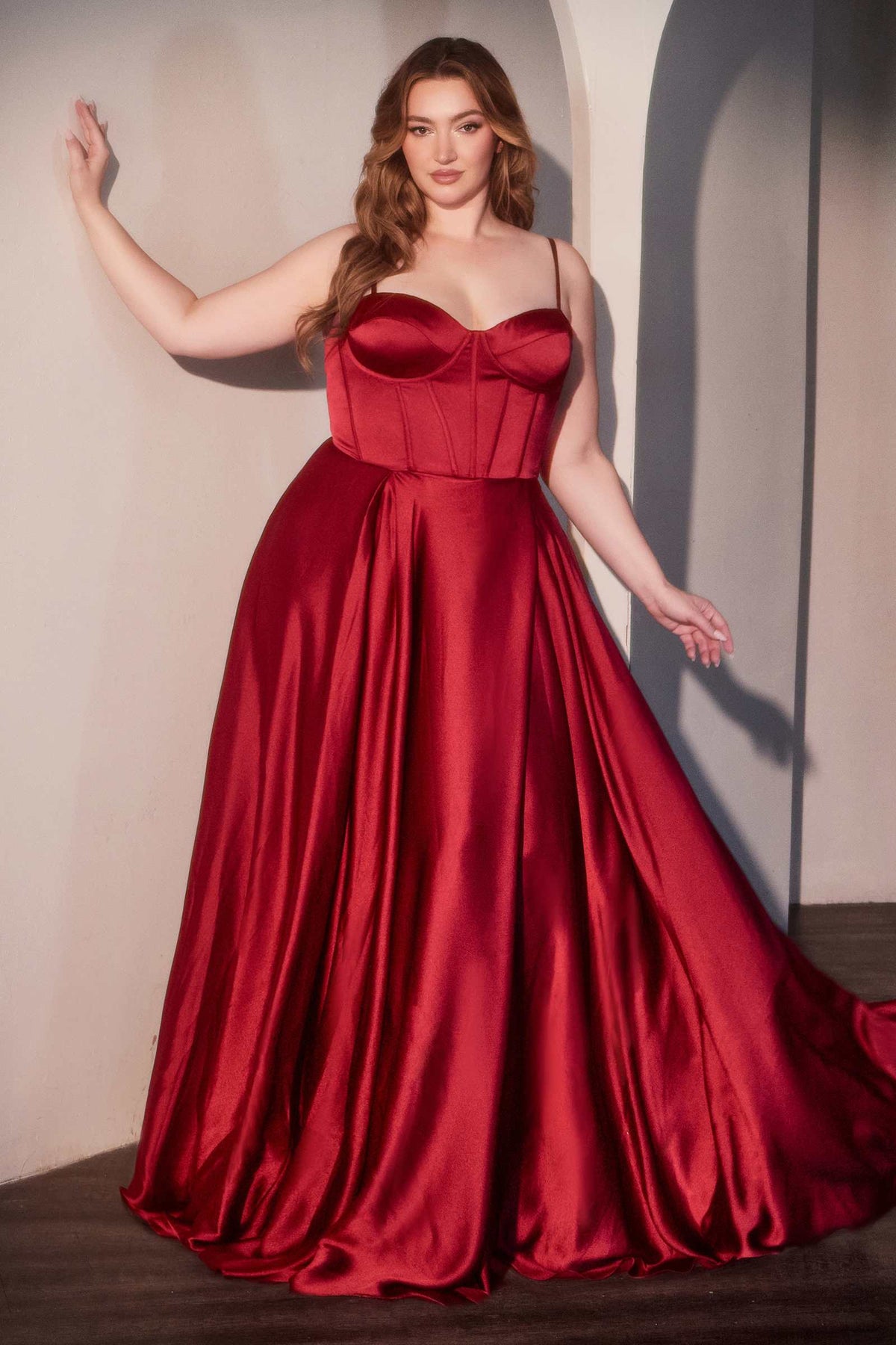 Vestido de fiesta Ladivine CD337C largo de raso con abertura, estilo bustier y corte en A