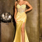 Vestido de satén entallado Ladivine CD405 con cautivadoras aplicaciones florales 3D
