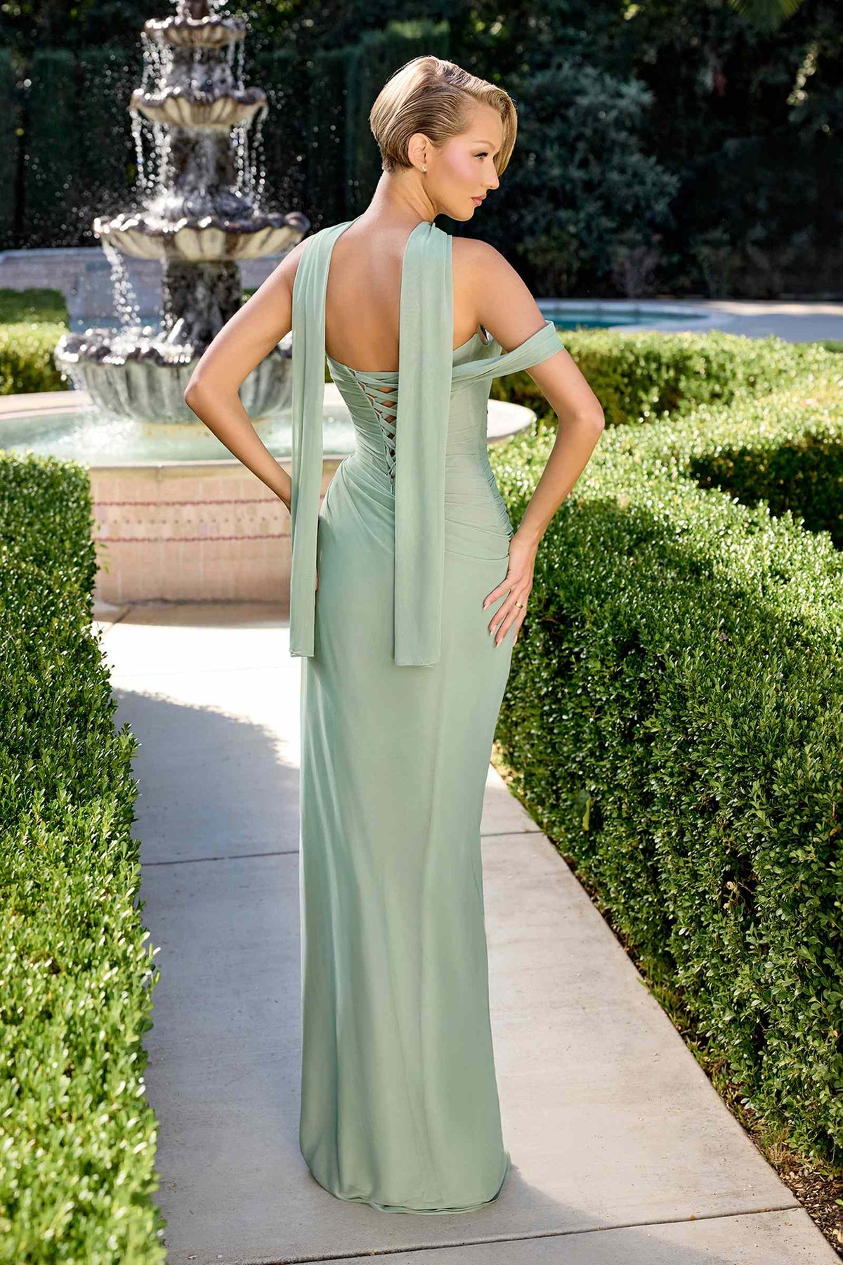 Vestido ajustado de gasa ligera con corpiño plisado esculpido Ladivine CD406