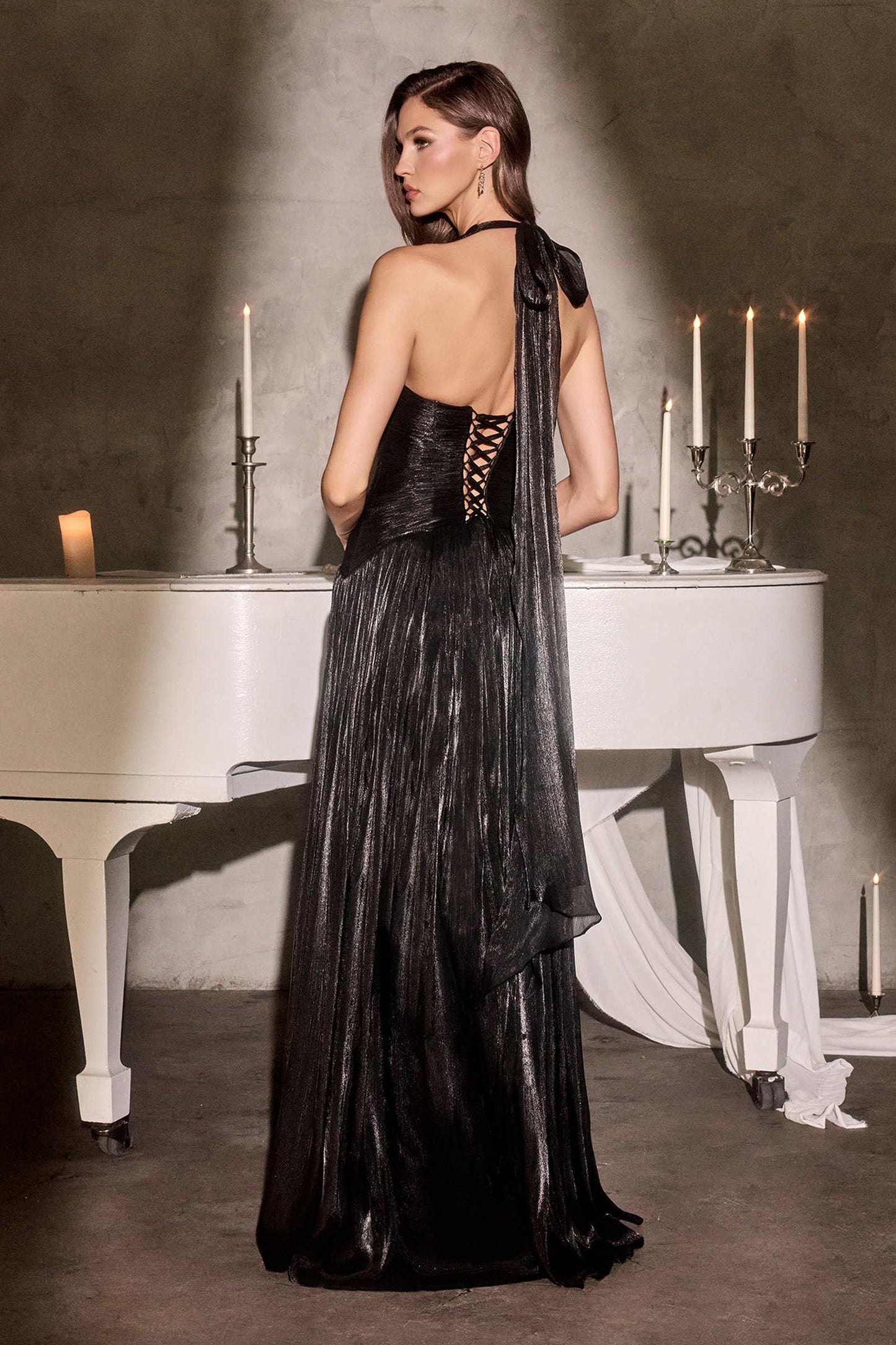 Ladivine CD412 Elegante vestido largo de gala con escote halter pronunciado y falda fluida en A