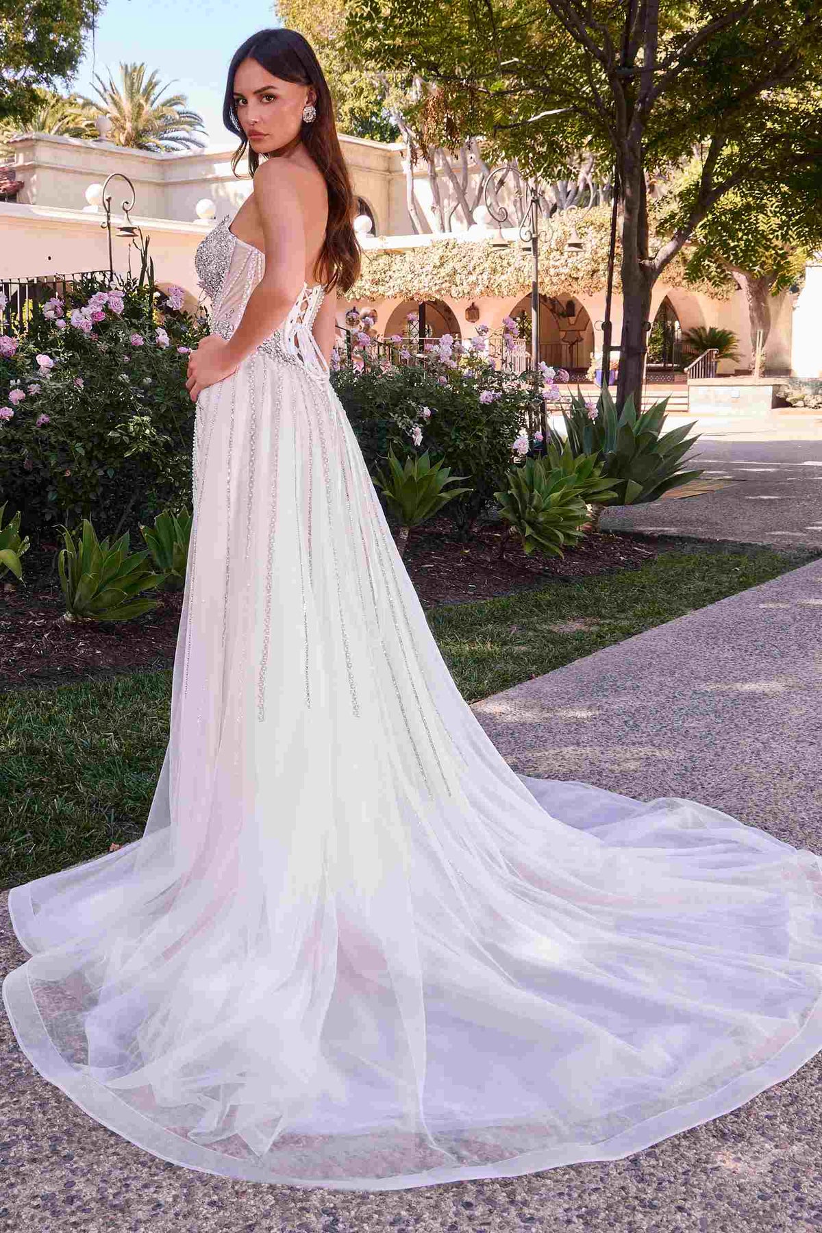 Vestido de novia Ladivine CD643W sin tirantes con cuentas y sobrefalda de tul