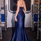 Vestido de satén elástico con cuello halter pronunciado y pedrería Ladivine CD690