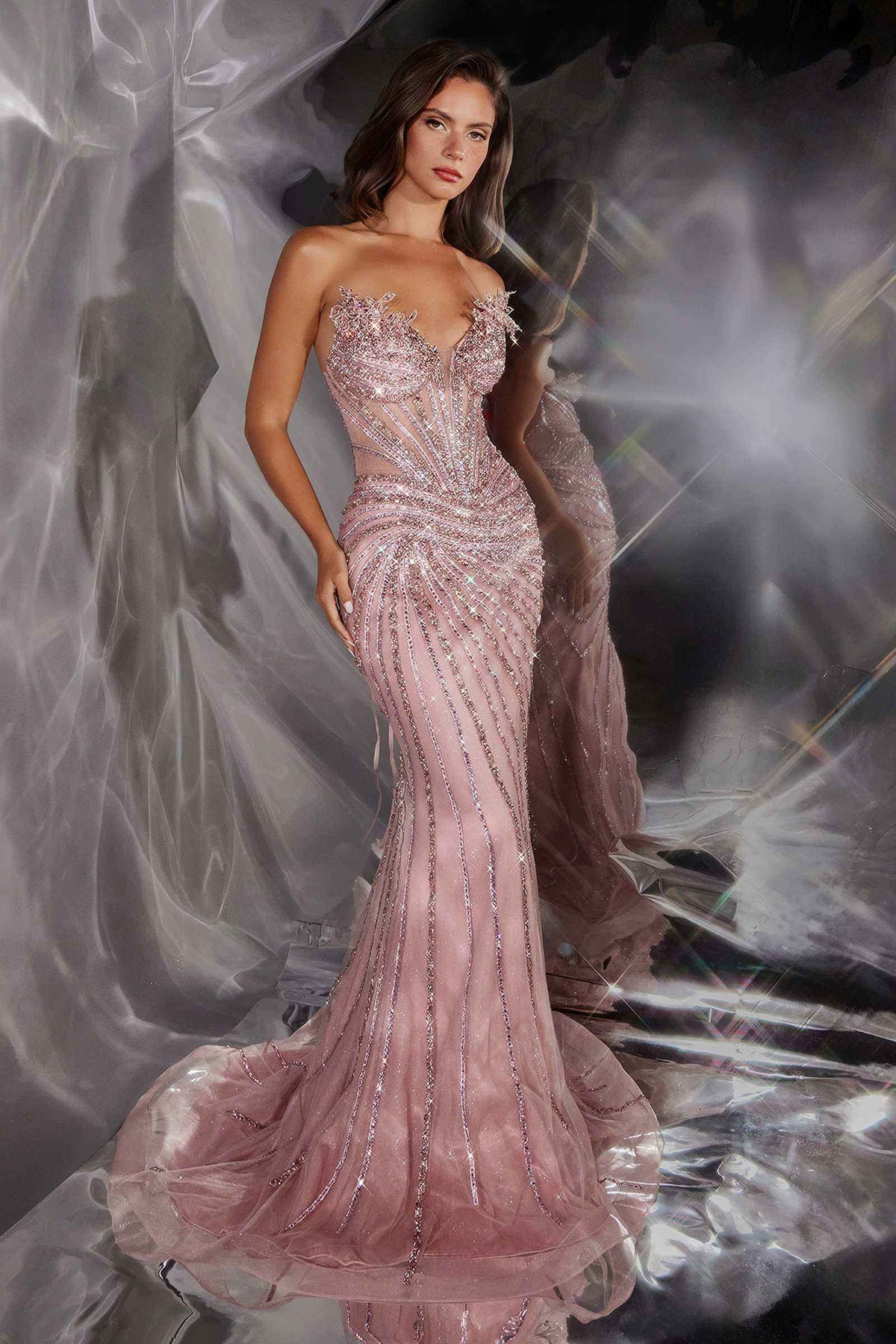 Vestido de sirena sin tirantes con cuentas lineales radiantes Ladivine CD715
