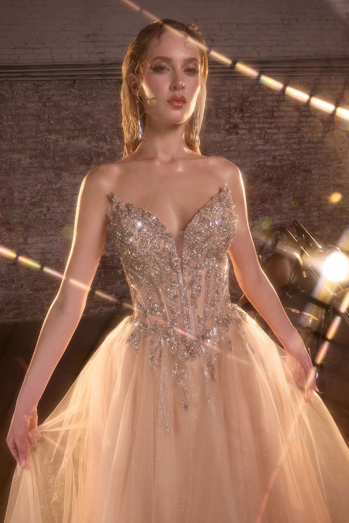 Vestido de fiesta formal Ladivine CD721 sin tirantes, corte A, escote corazón y corpiño estilo corsé
