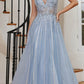 Cenicienta Divina CD994 Vestido largo de tul con pedrería, corte en A, detalle de encaje y escote en V