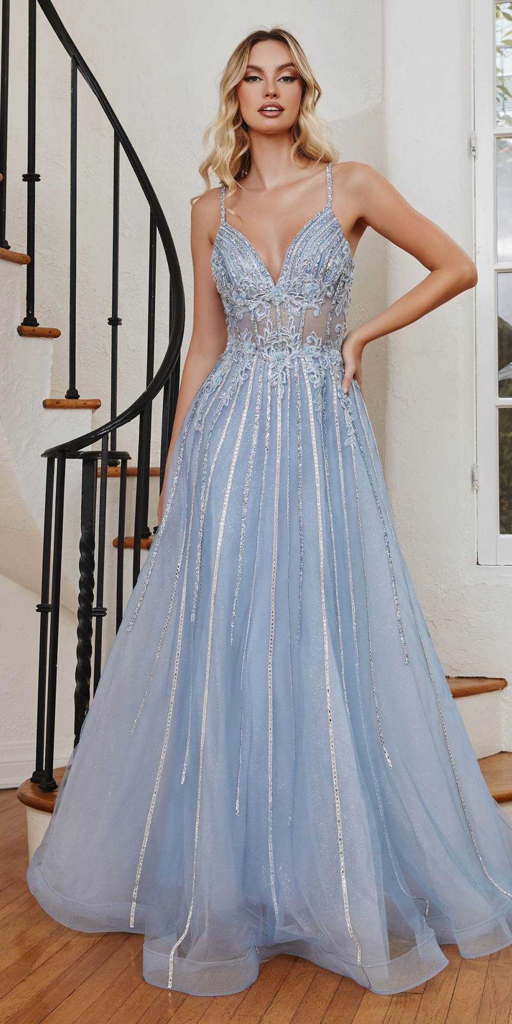 Cenicienta Divina CD994 Vestido largo de tul con pedrería, corte en A, detalle de encaje y escote en V