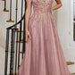 Cenicienta Divina CD994 Vestido largo de tul con pedrería, corte en A, detalle de encaje y escote en V