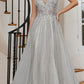 Cenicienta Divina CD994 Vestido largo de tul con pedrería, corte en A, detalle de encaje y escote en V